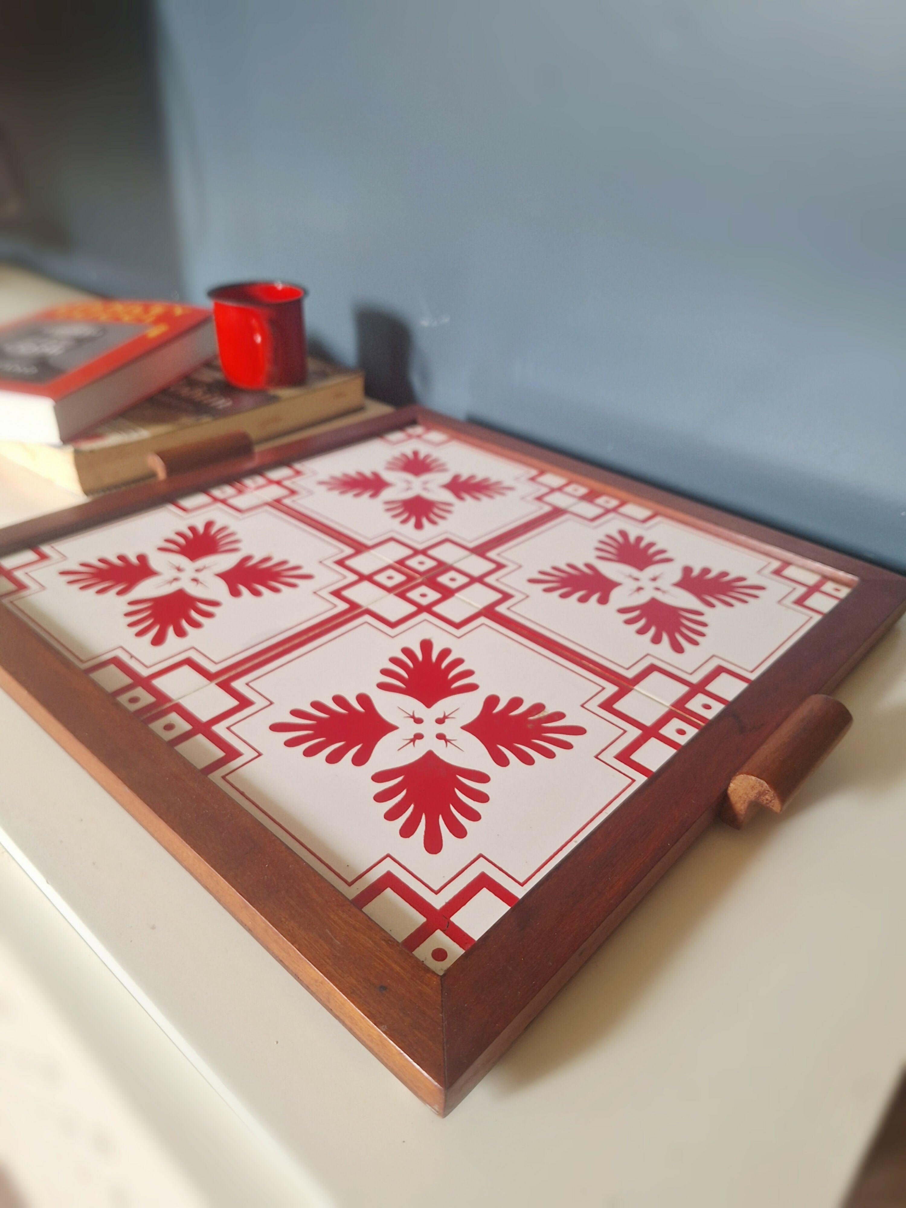 Bandeja em Madeira com azulejos antigos com detalhes vermelhos