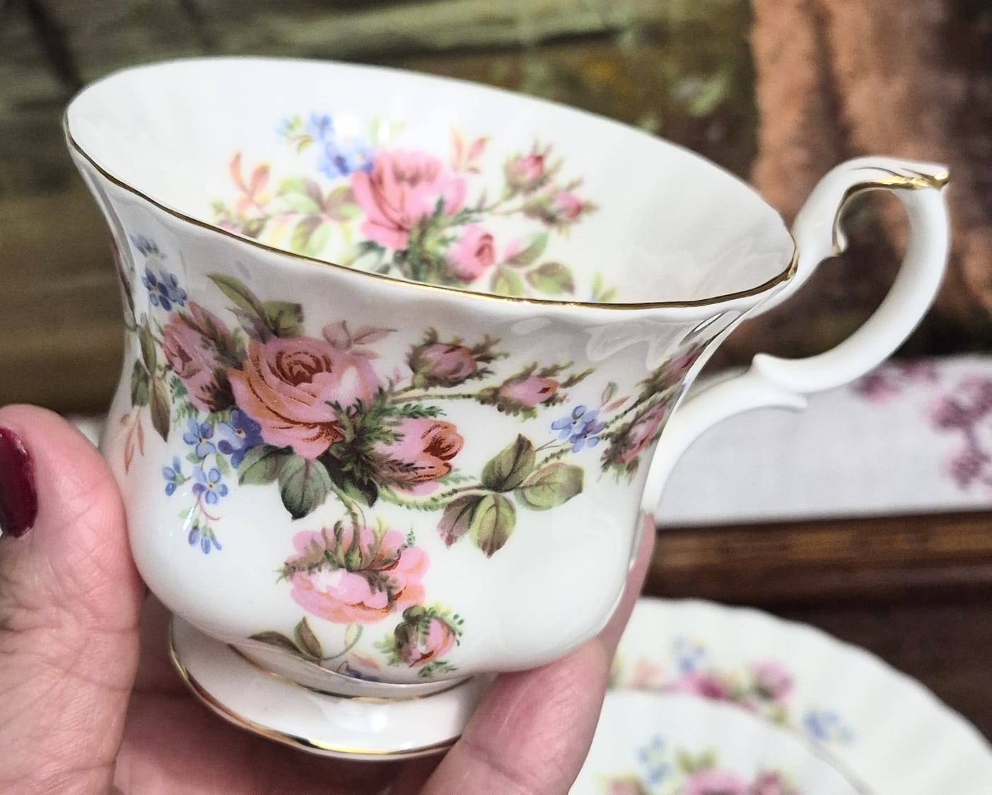 Trio de chá em porcelana Fine Bone China inglesa vintage Royal Albert,  modelo Moss Rose. Maravilhoso e impecável.