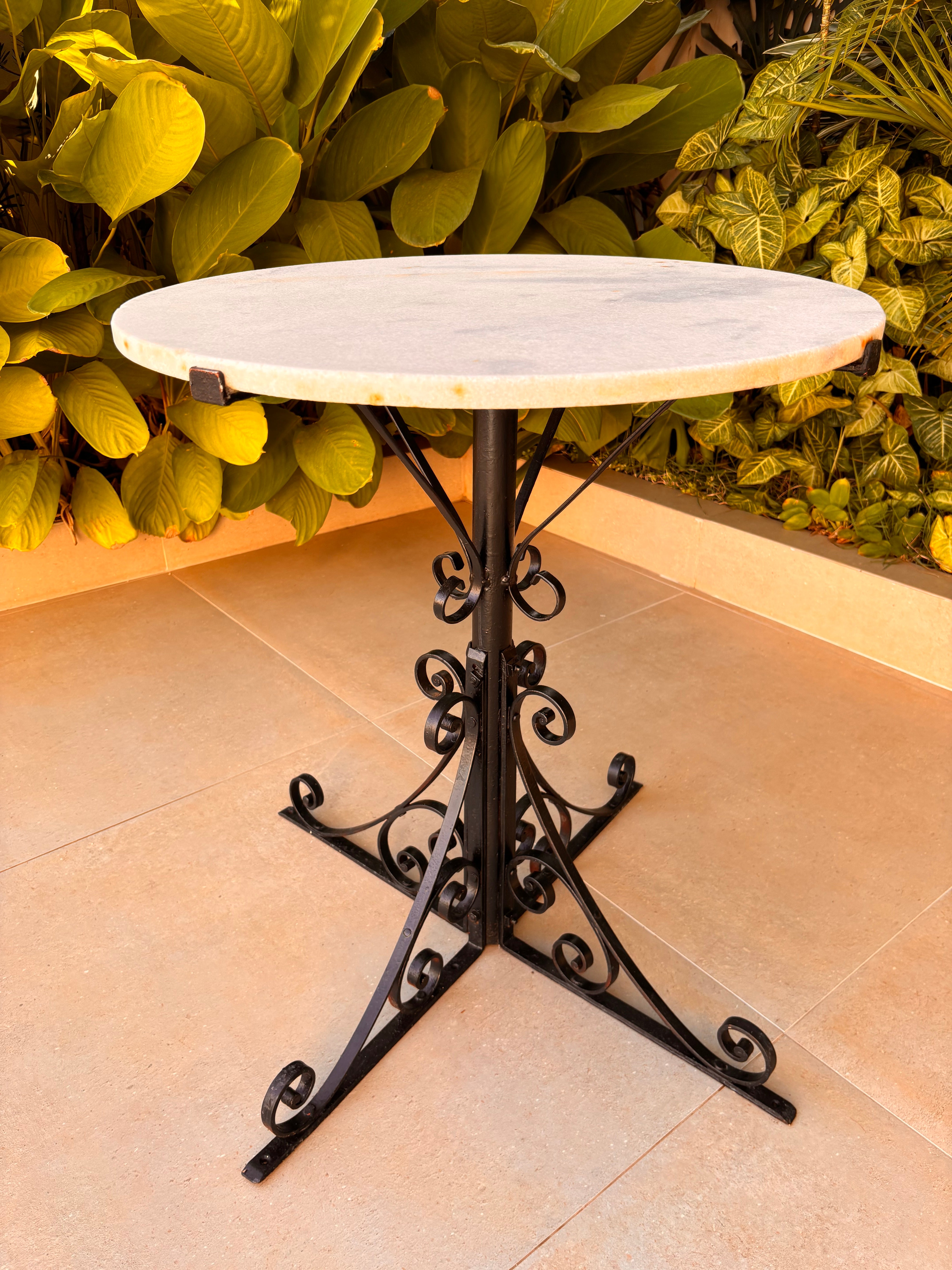 Mesa Bistrô Vintage Estilo Francês – Tampo Mármore e Base Ferro, meados do século XIX (fim dos anos 1800)