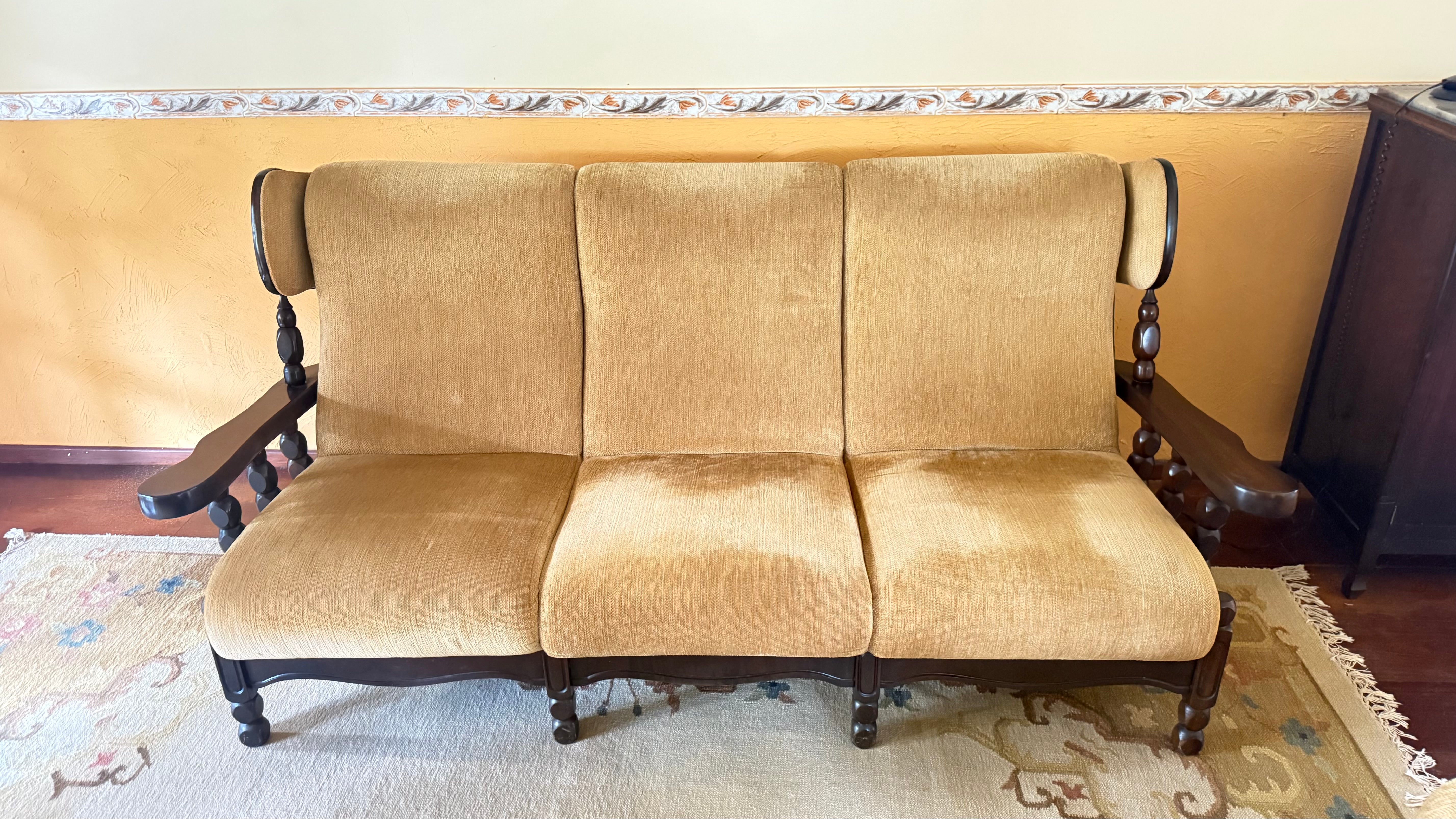 Belíssimo Jogo de Sofá estilo Bergere em madeira nobre escura e estofado amarelo mostarda