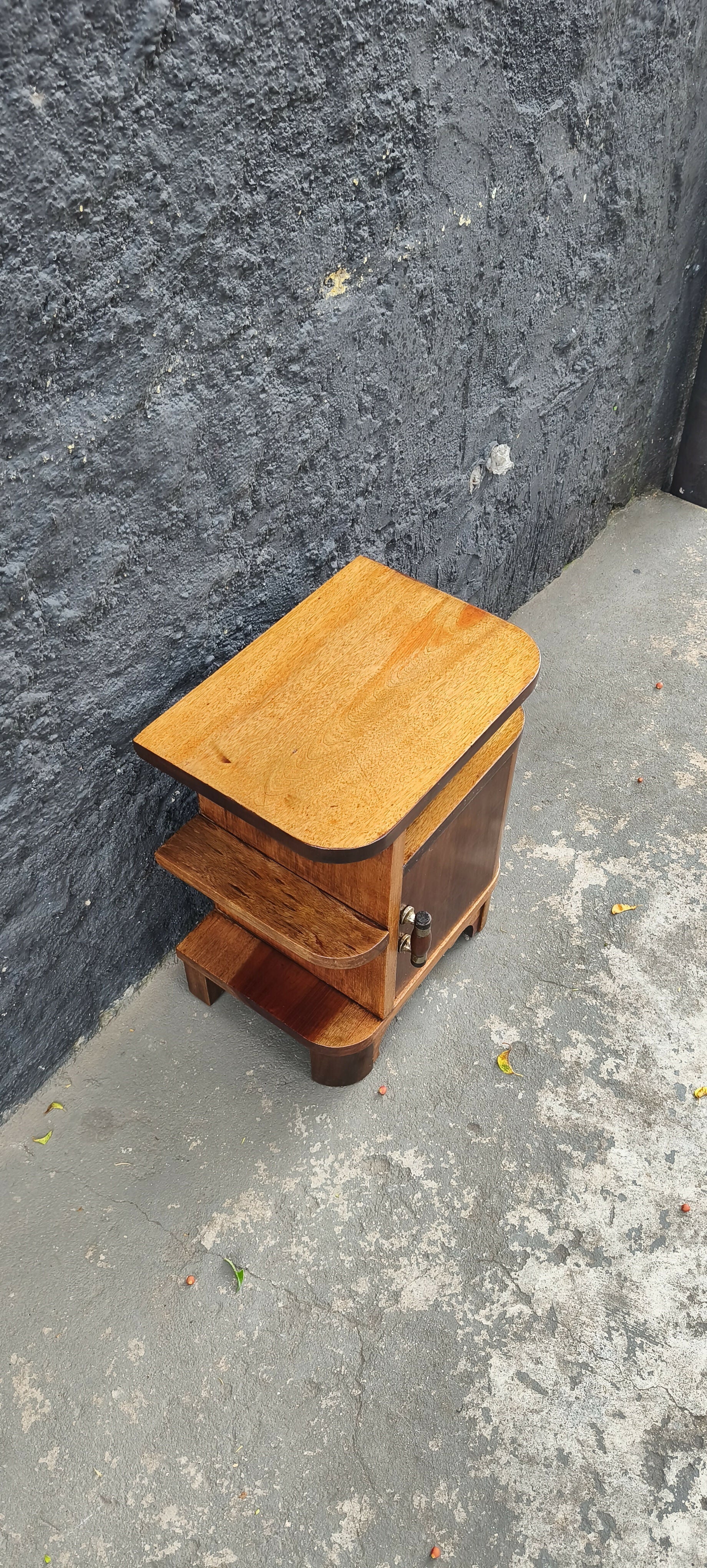 Mesa de cabeceira com portinha (restaurada) 