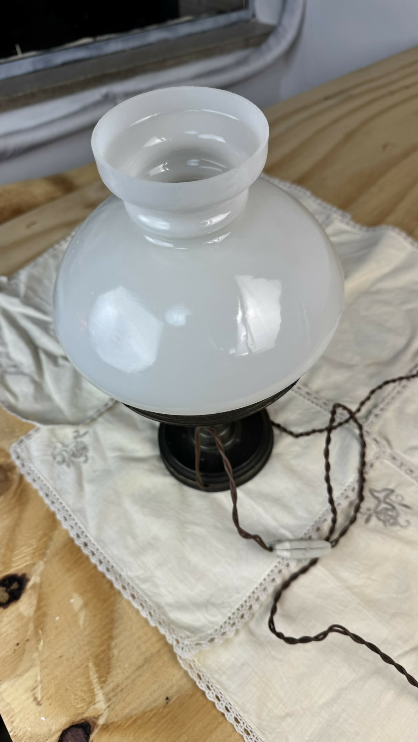 Abajur de Mesa Clássico | Estilo Lampião com Cúpula em Vidro Opalino (Milk Glass)