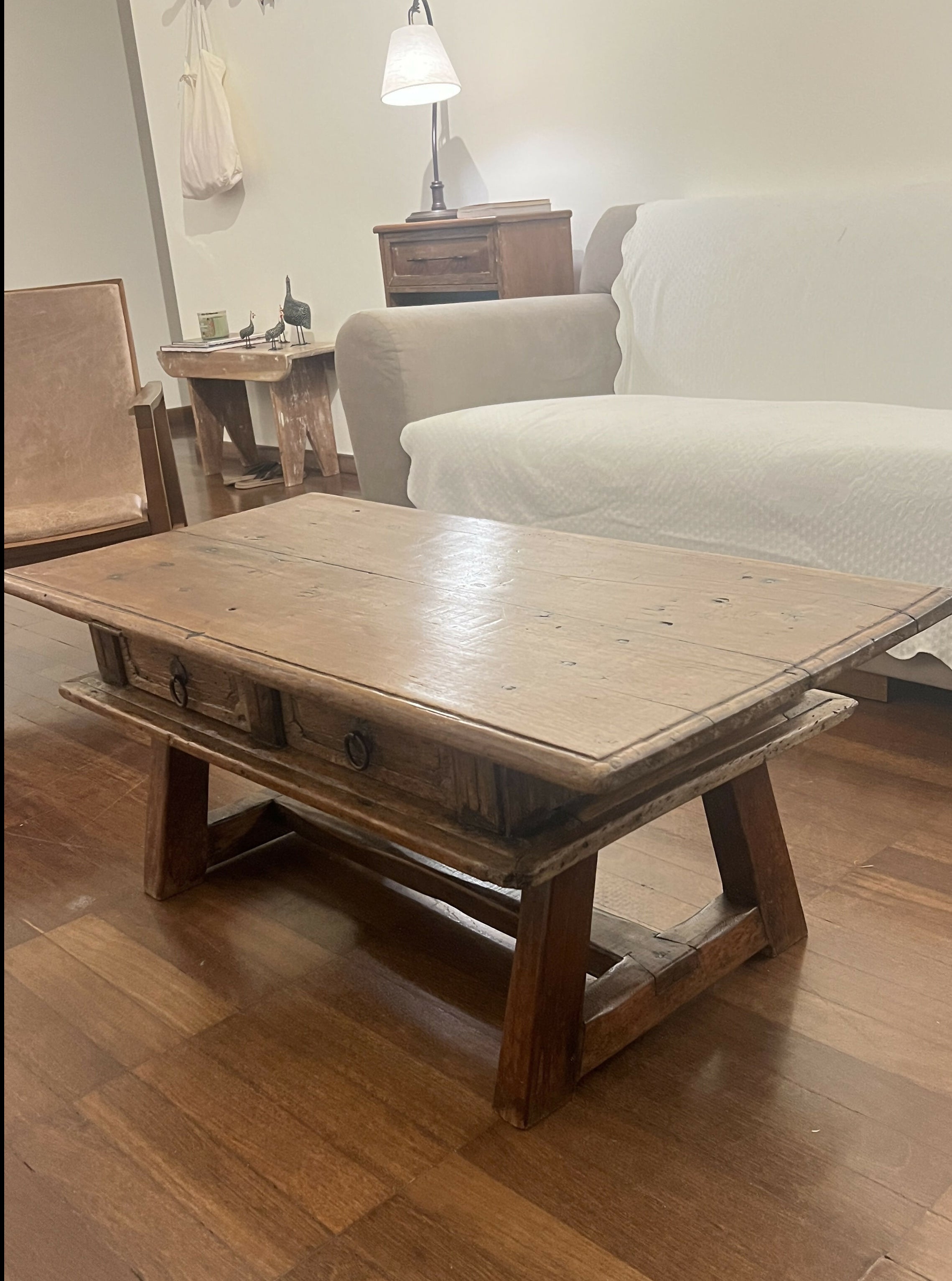 Mesa de centro rústica em madeira maciça com duas gavetas