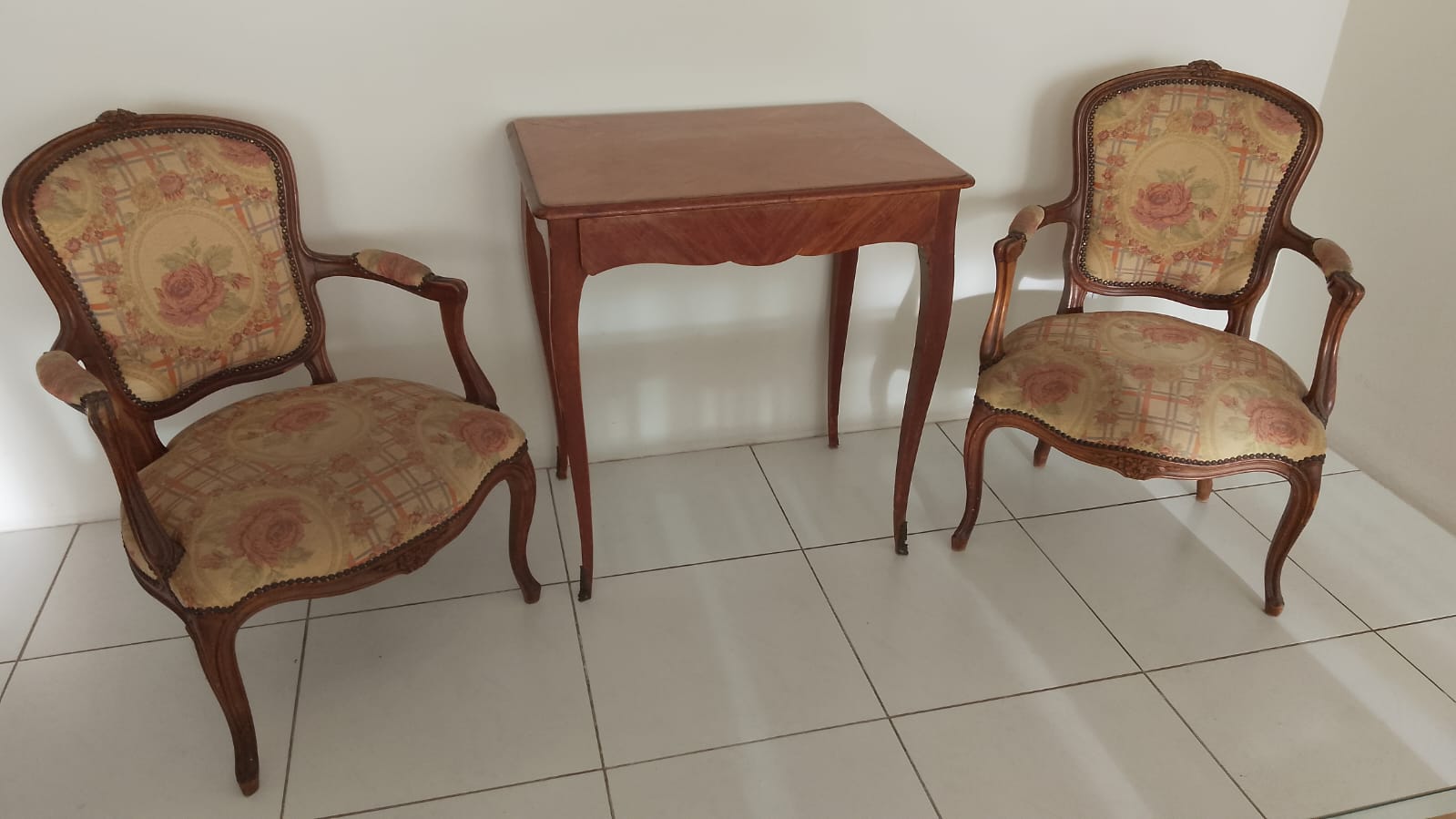 Par de poltronas Luis XV (mesa à parte)