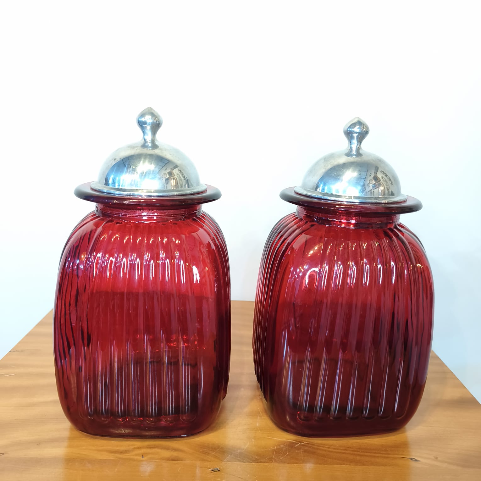Par de Potes Artland em Vidro Vermelho com Tampas Metálicas