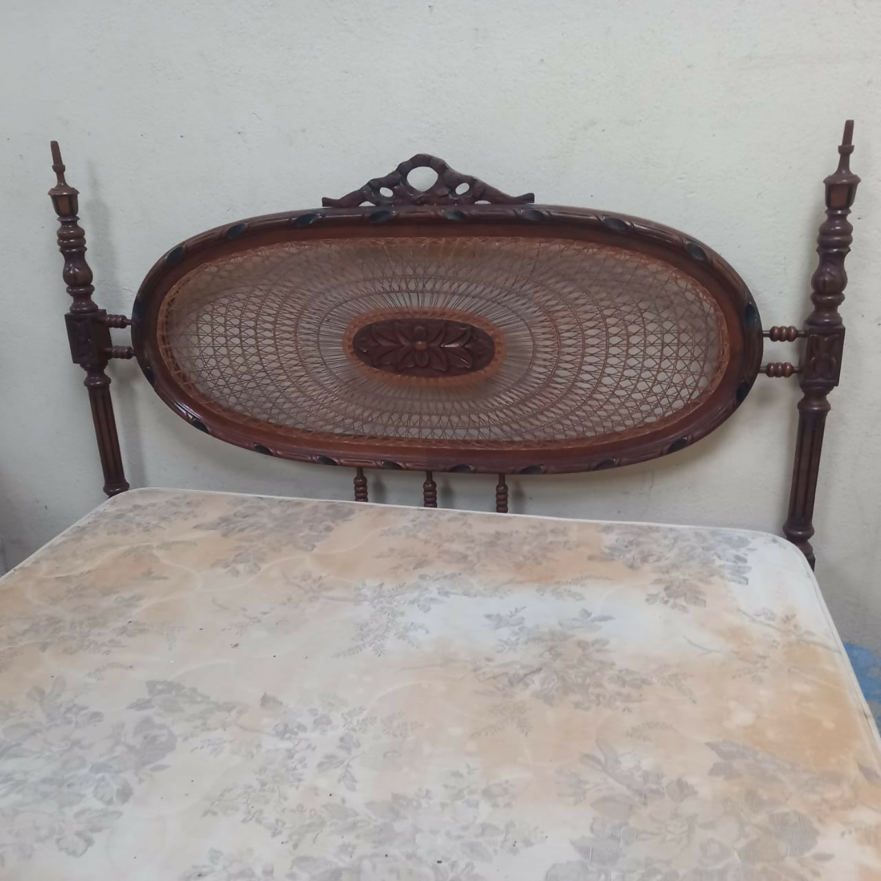 Cama de casal com par de móveis de cabeceira