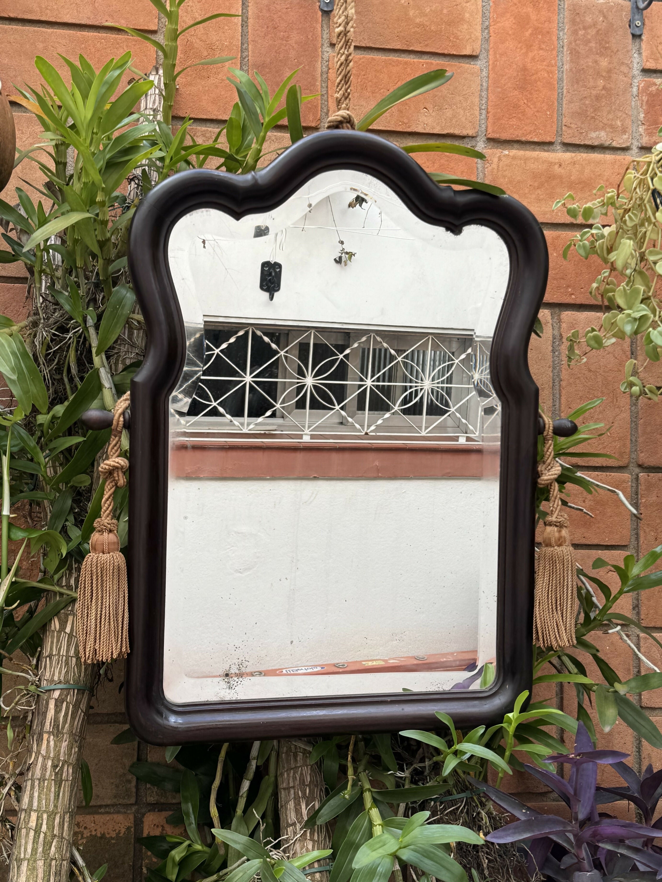 Lindo espelho bisotado muito antigo com adornos e madeira maciça