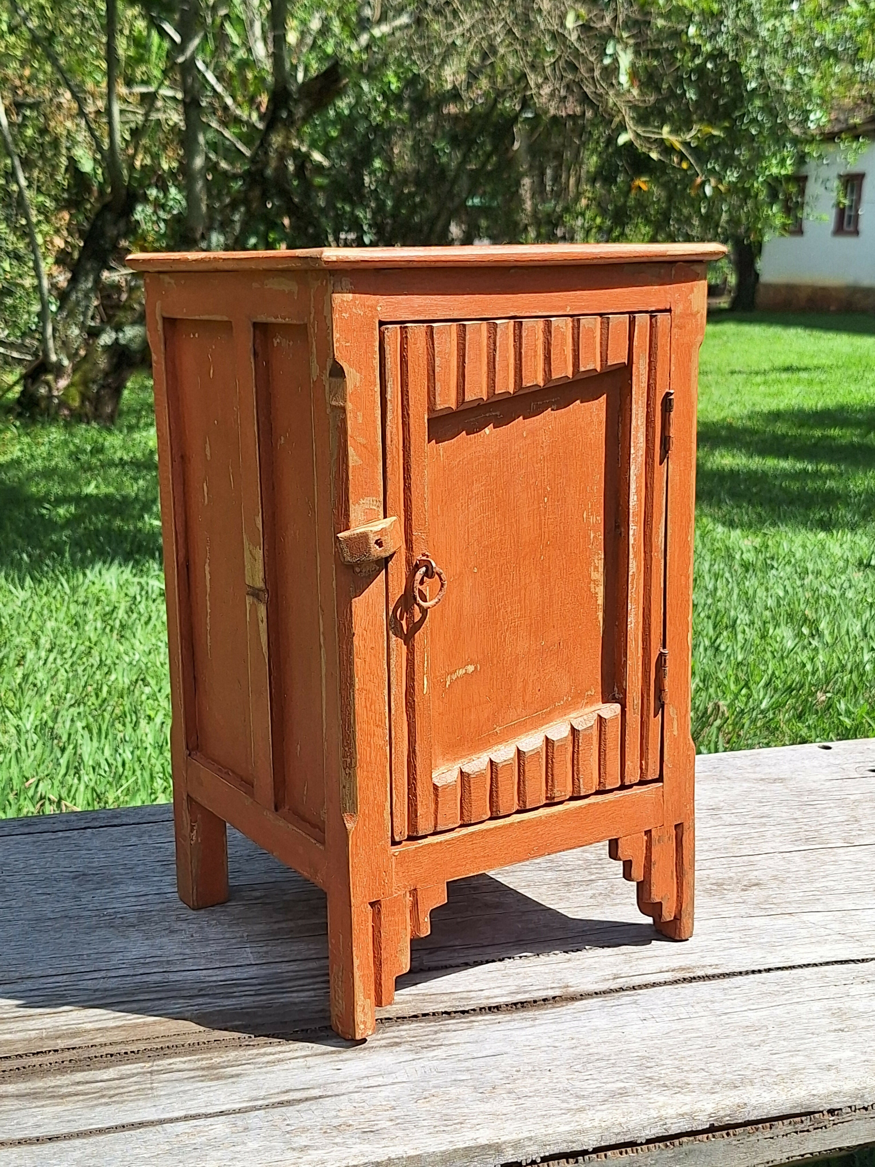 Mesinha de Cabeceira / Armarinho Tinta Gasta Marrom Madeira Maciça Garimpo Mineiro