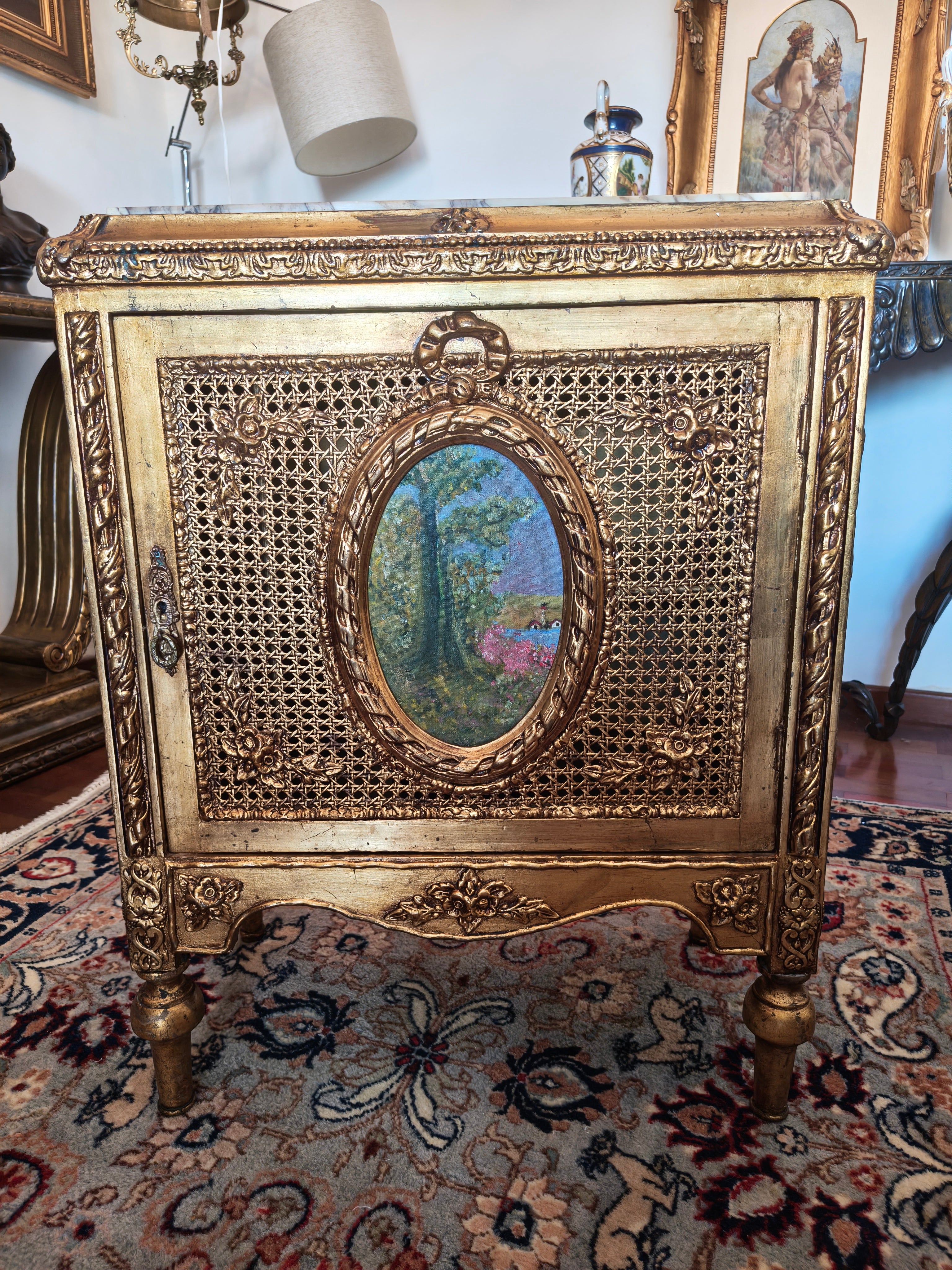 Antigo Gabinete Musiquero em dourado Estilo Luís XVI com tampo em pedra e porta com palhinha e pintura oval 