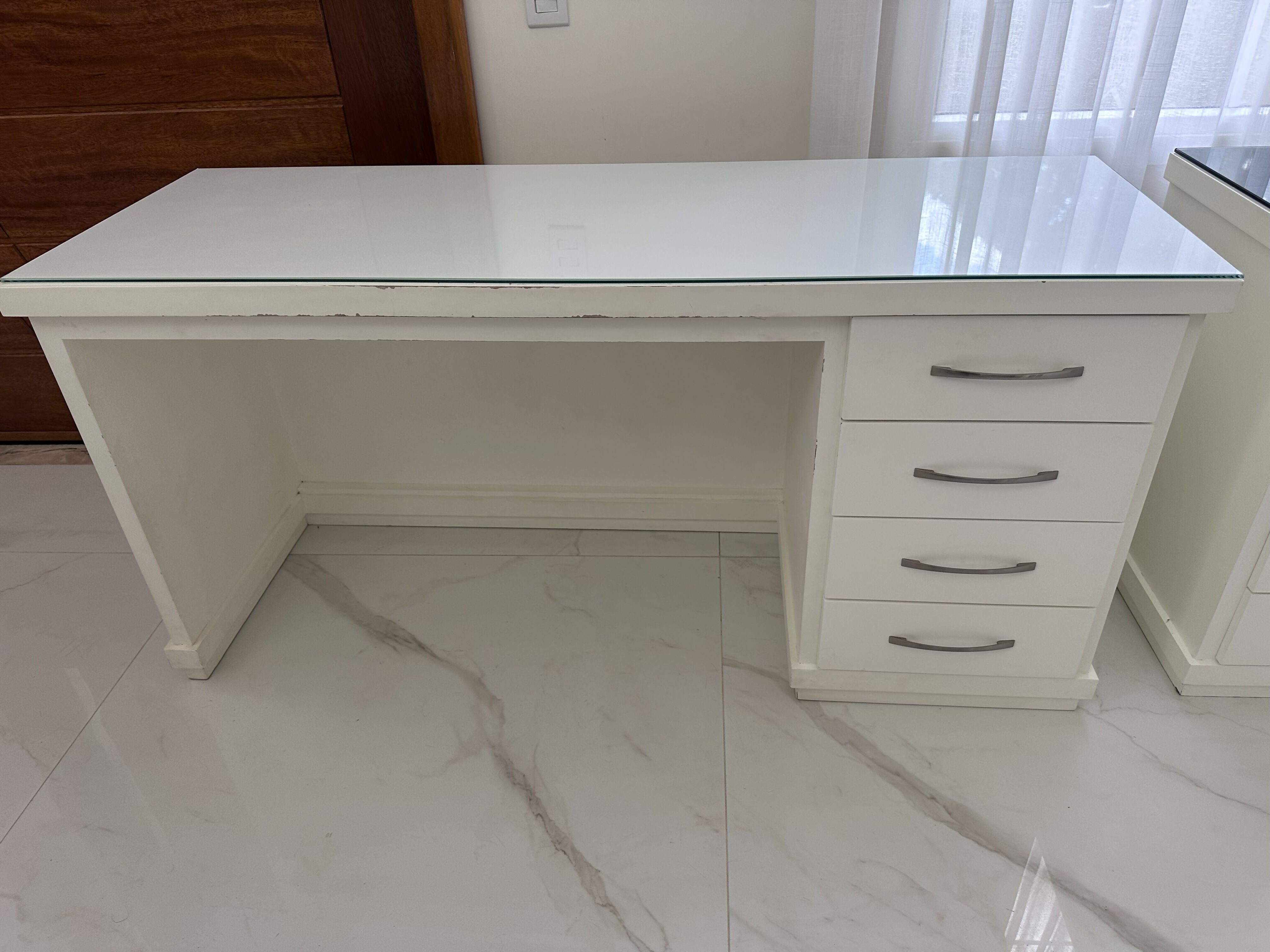 Escrivaninha em madeira maciça laqueada branca com tampo auxiliar de vidro branco