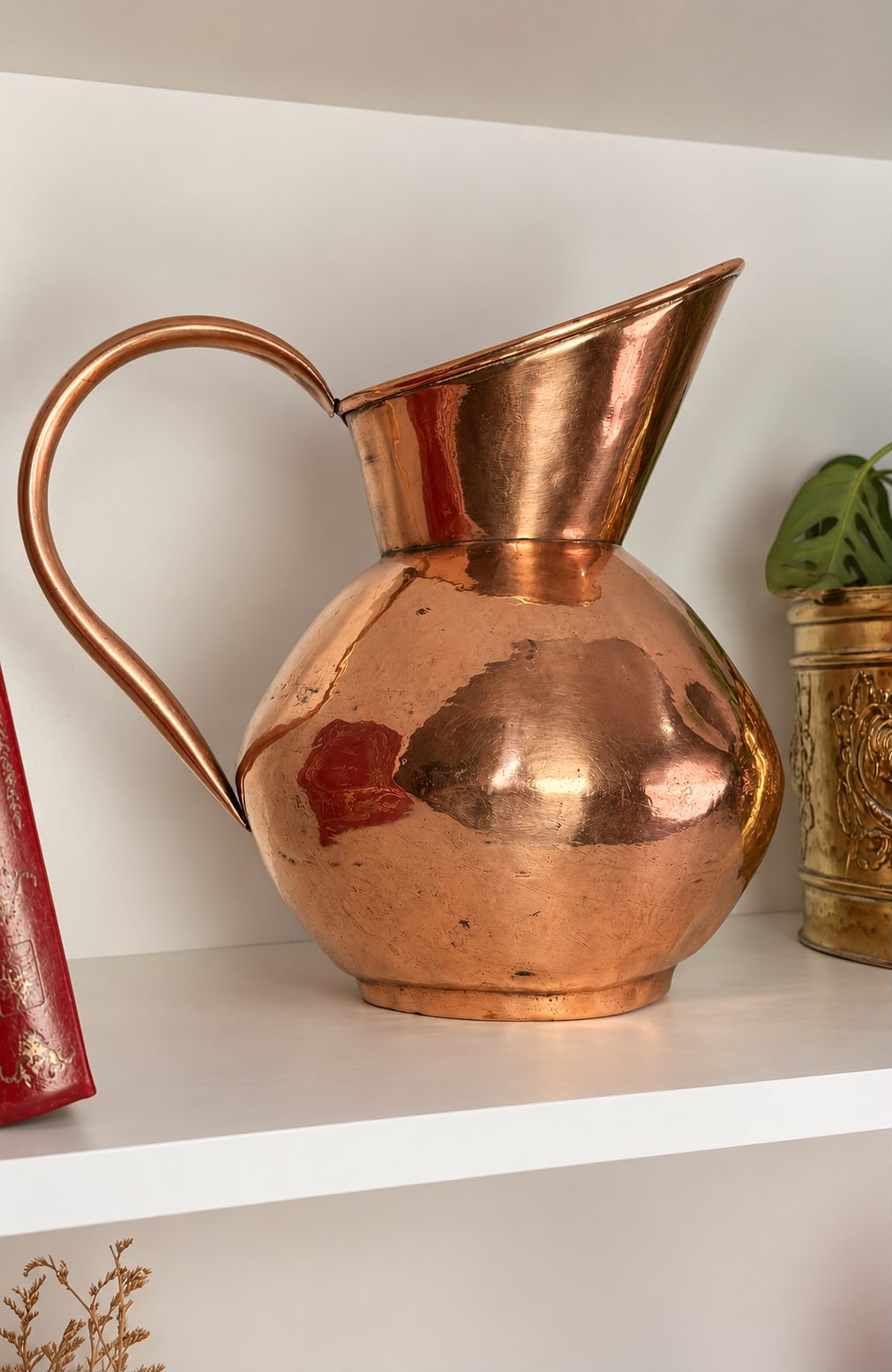Grande Jarra Decorativa / Vaso em Cobre Polido com Corpo Arredondado e Bico Inclinado