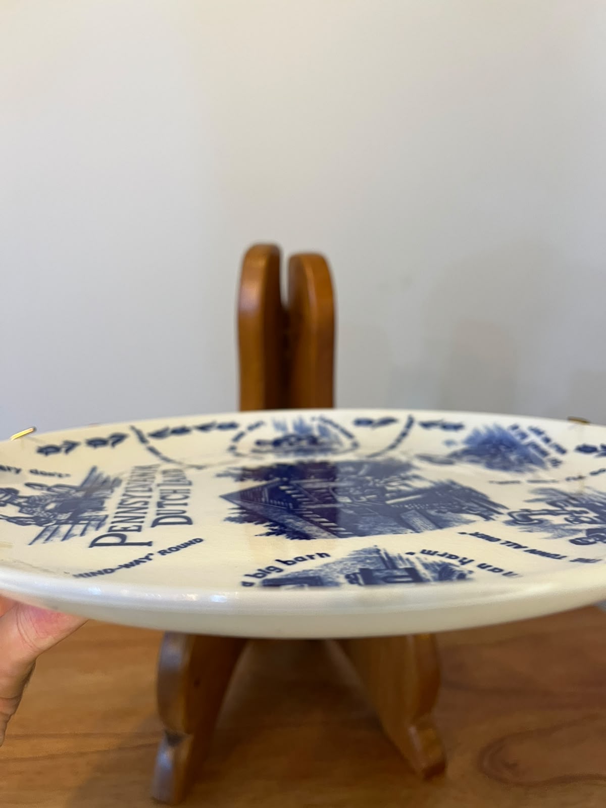 Prato decorativo em cerâmica Pennsylvania Dutch Land azul e branco – Japão – 24 cm