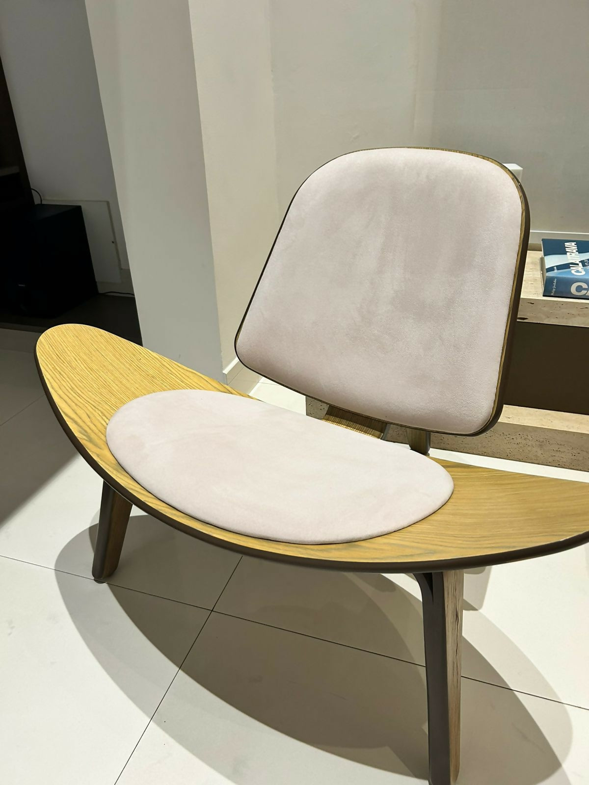 Poltrona Shell em madeira e camurça clara