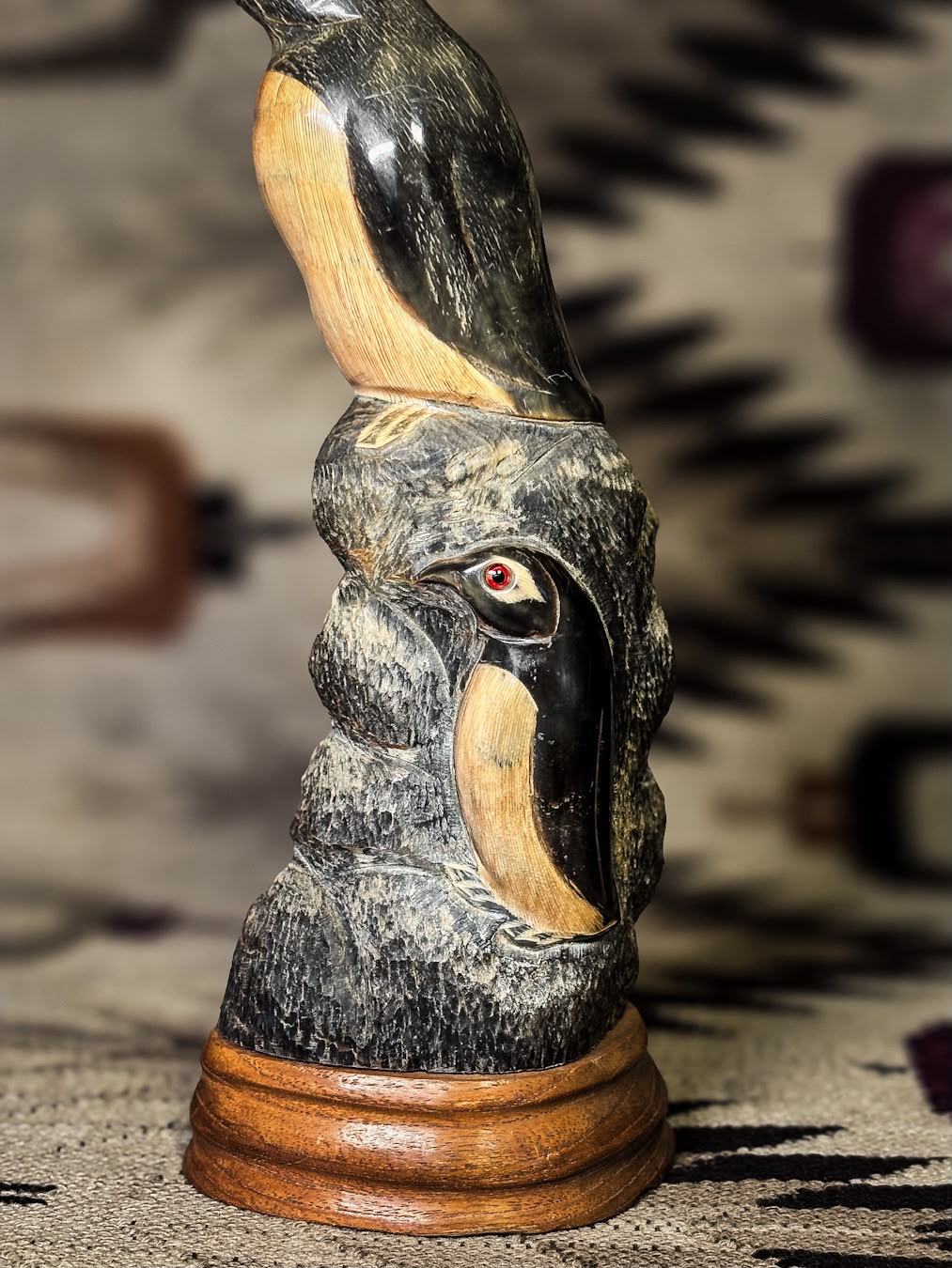 Escultura artesanal de pinguins em chifre bovino e madeira, segunda metade do século XX