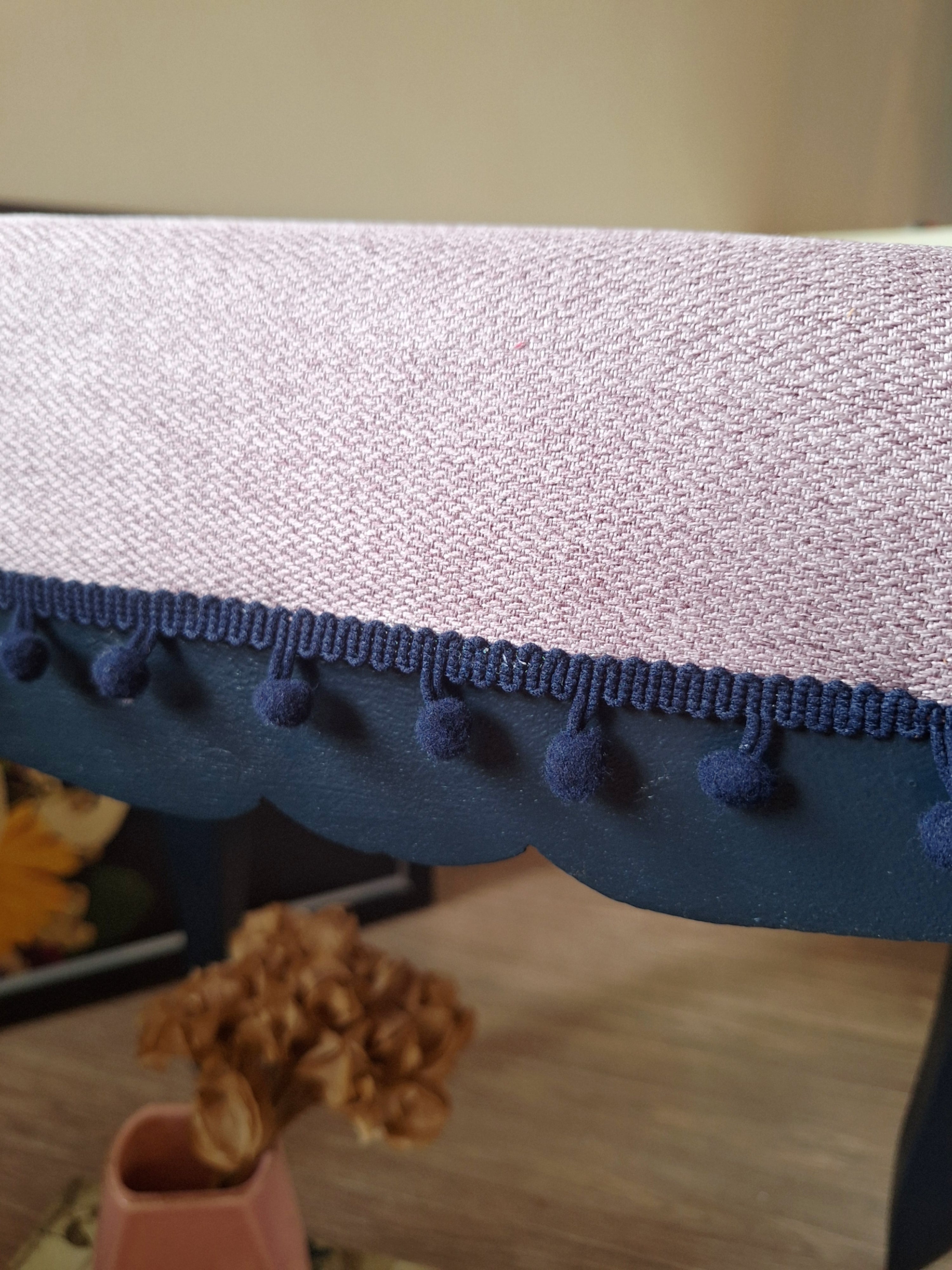 Banqueta anos 50 com estofado Rosa antigo e detalhes em azul profundo 