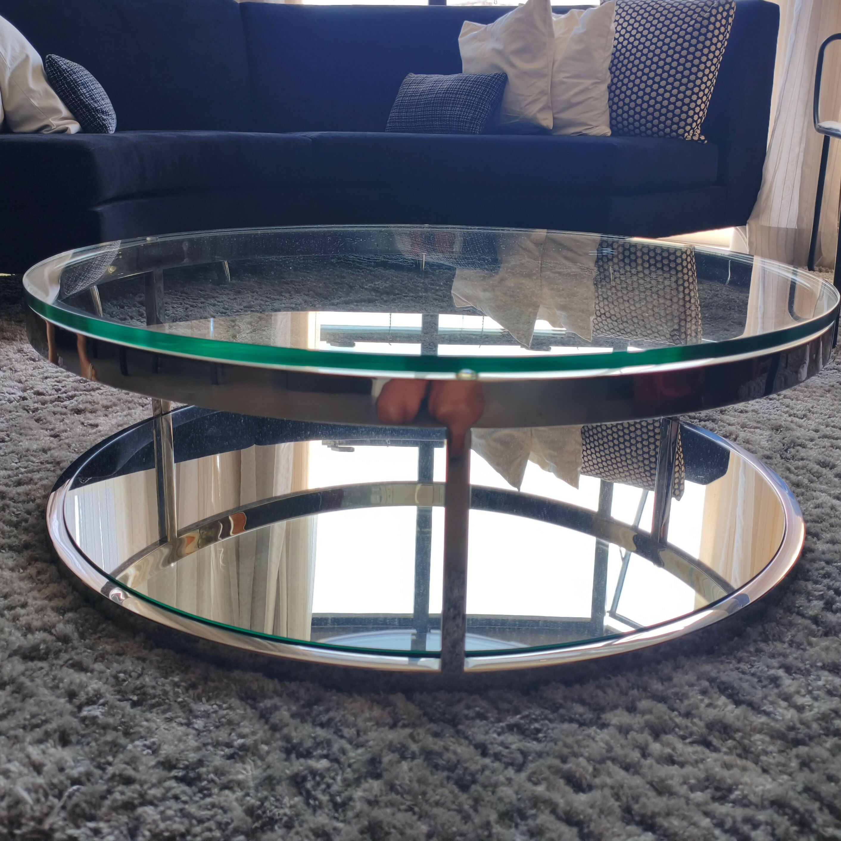 Mesa de centro redonda em inox com tampo de vidro
