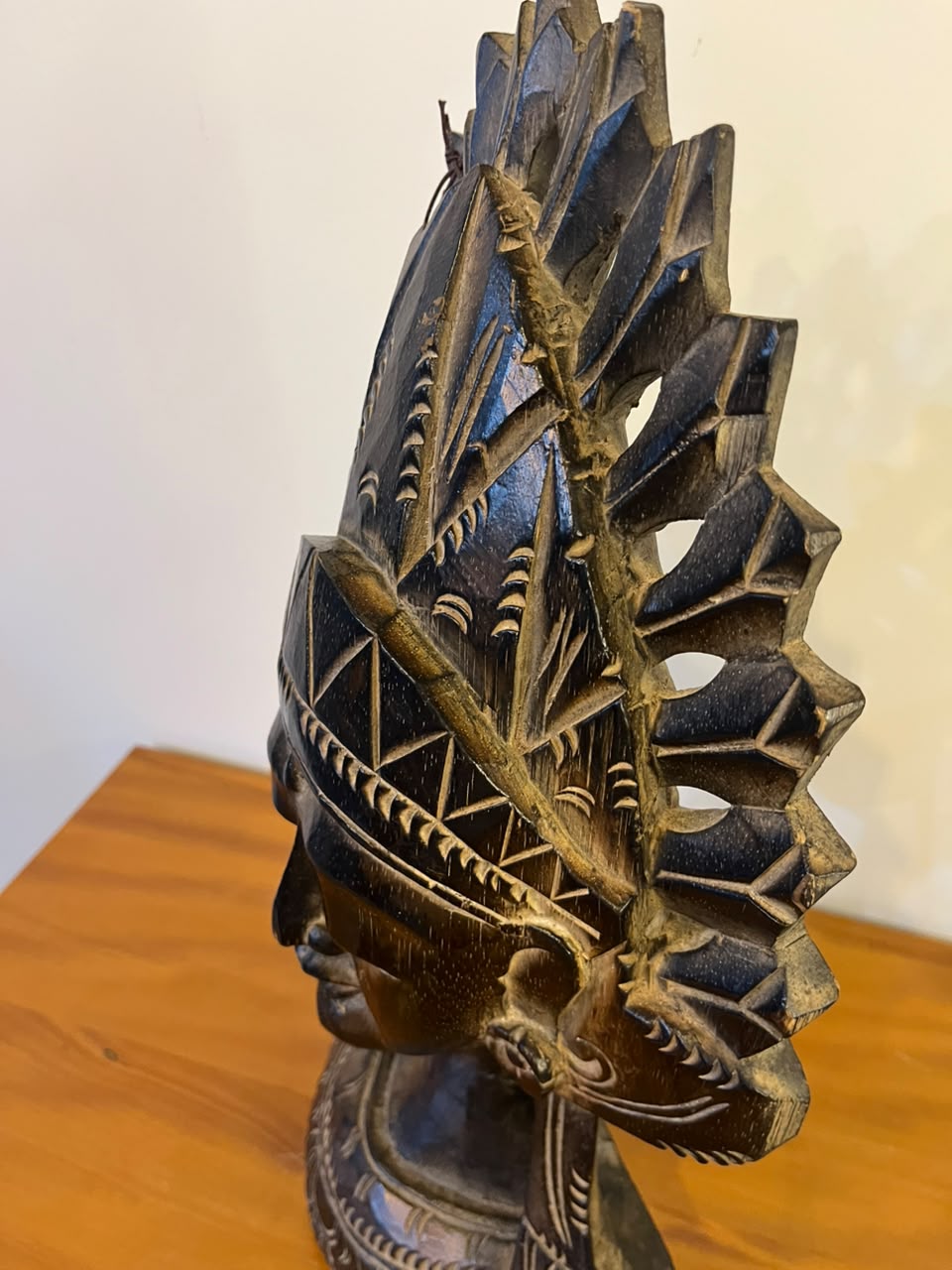 Escultura decorativa em madeira entalhada — indígena com cocar — 42 cm