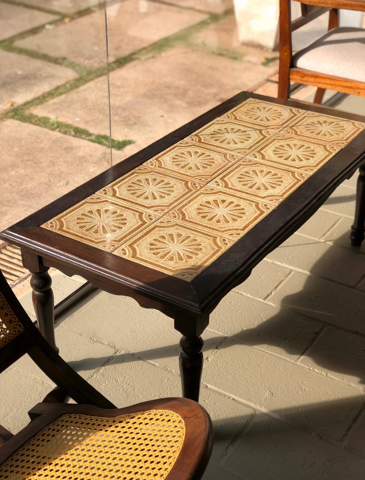 Mesa de centro retangular em madeira com azulejos