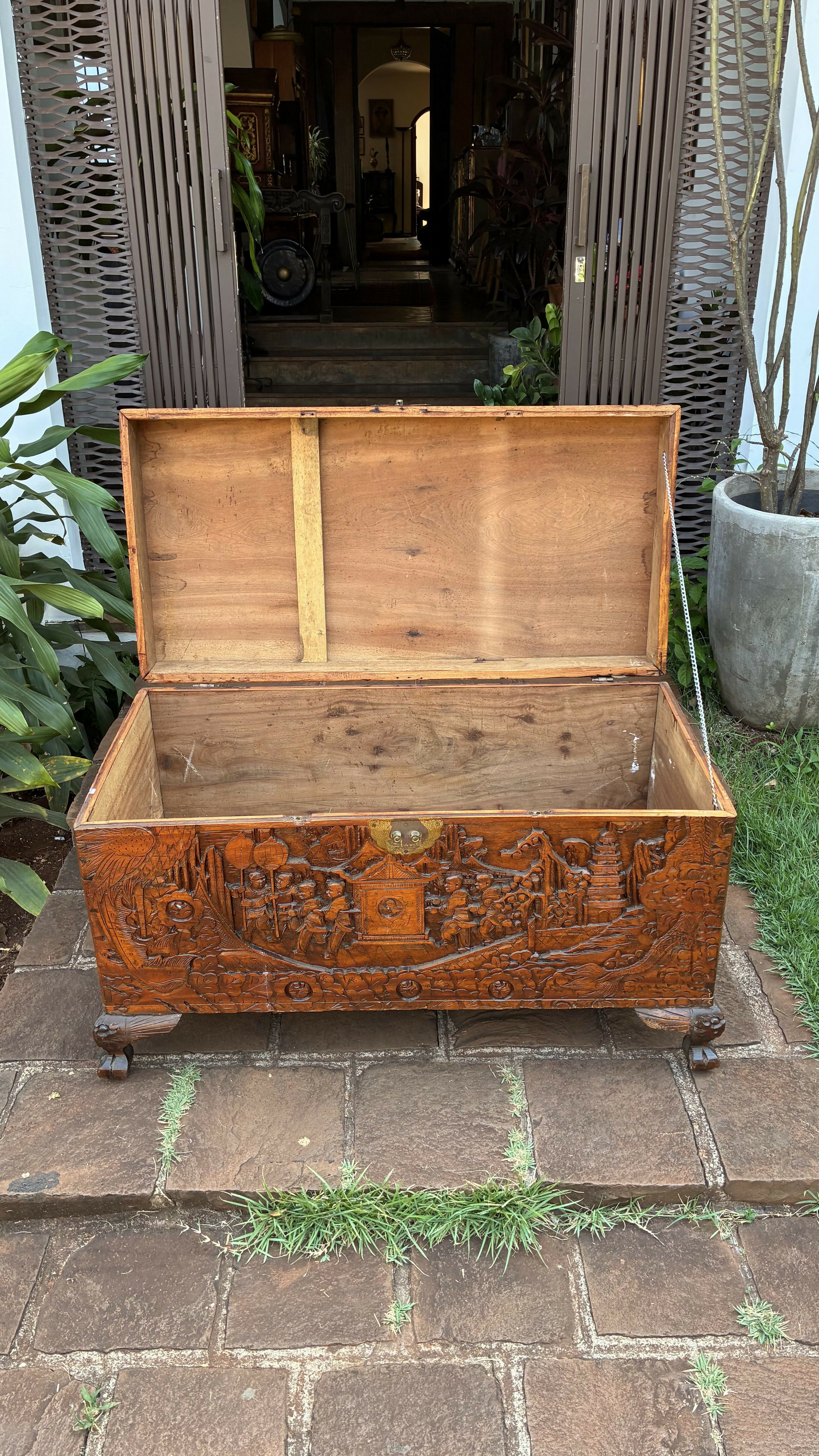 BAÚ ANTIGO EM MADEIRA ENTALHADA À MÃO