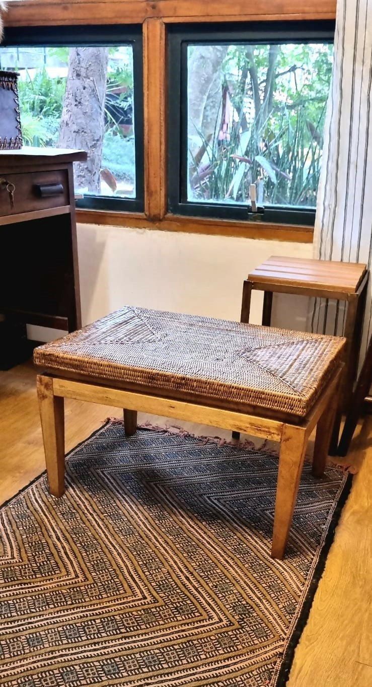 Mesa de centro / lateral em madeira e fibra natural