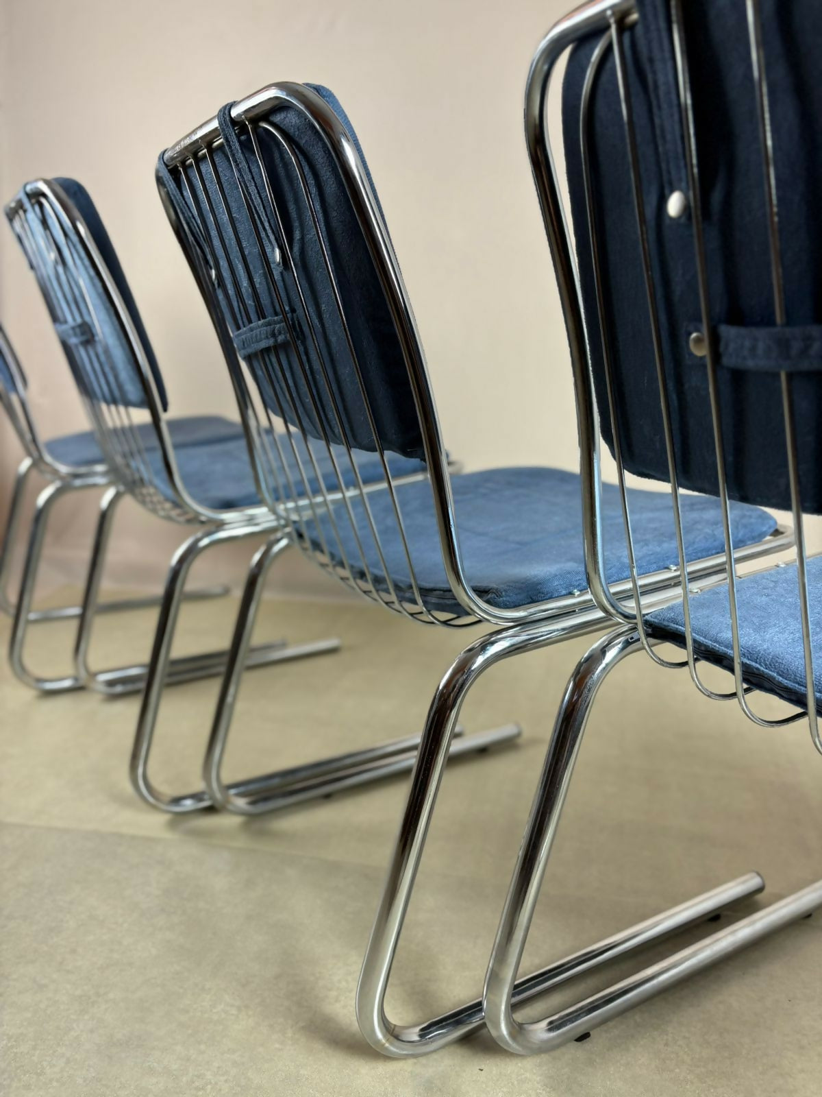 cadeira cromada Pozza 70’s em tecido aveludado azul (unitária)