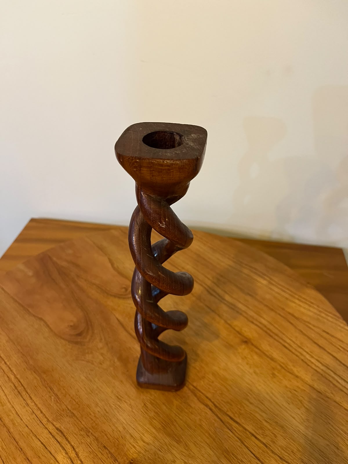 Castiçal em cedro arana entalhado com coluna vazada em espiral – 27,5 cm (2 unidades disponíveis)