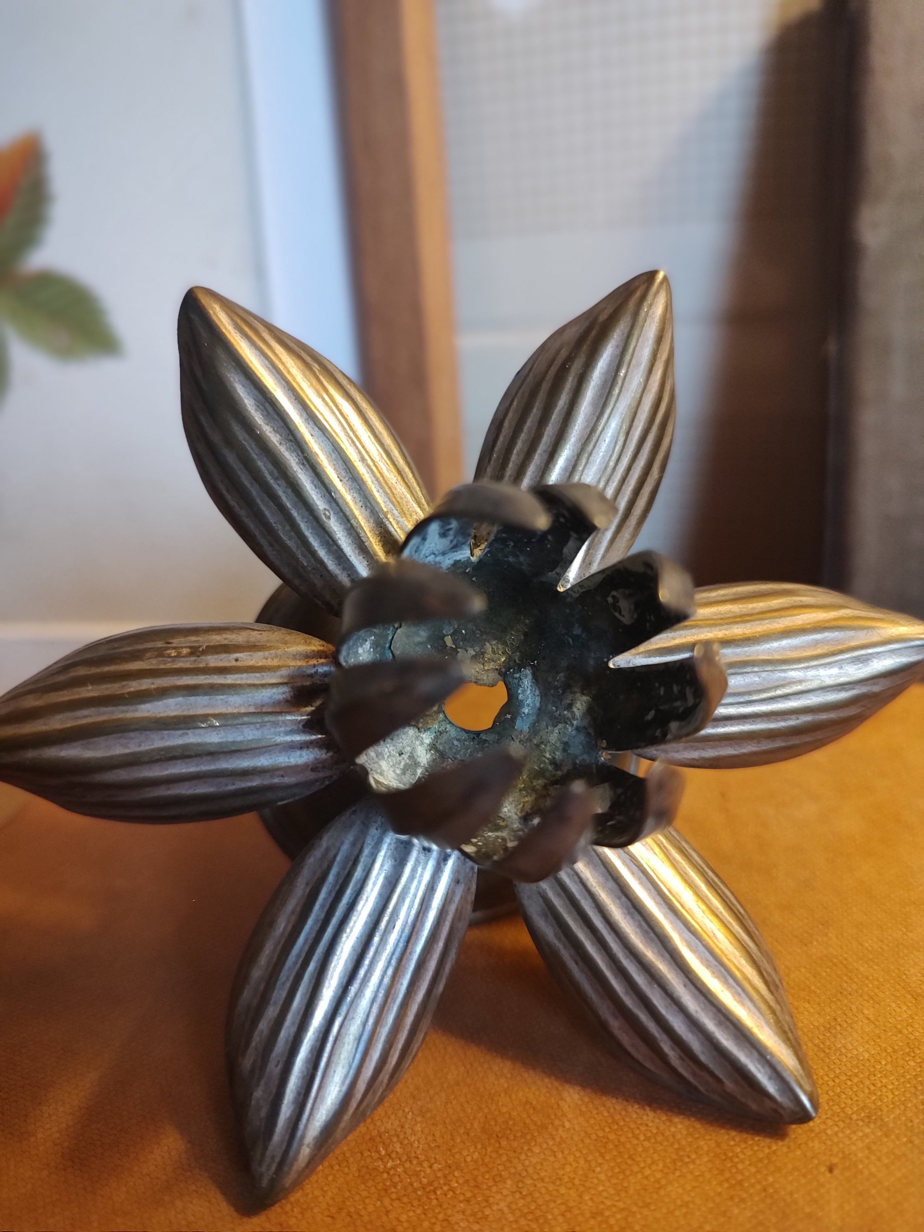 Delicado castiçal em metal espessurado à prata Eberle em forma de flor