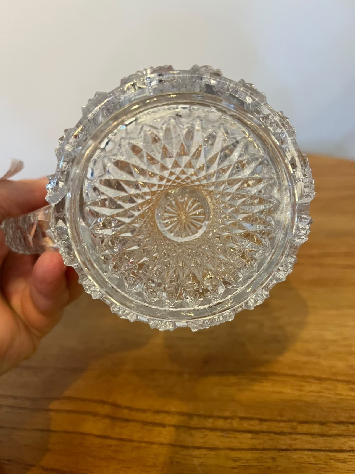 Jarra pequena em vidro trabalhado com decoração geométrica – 13,5 cm