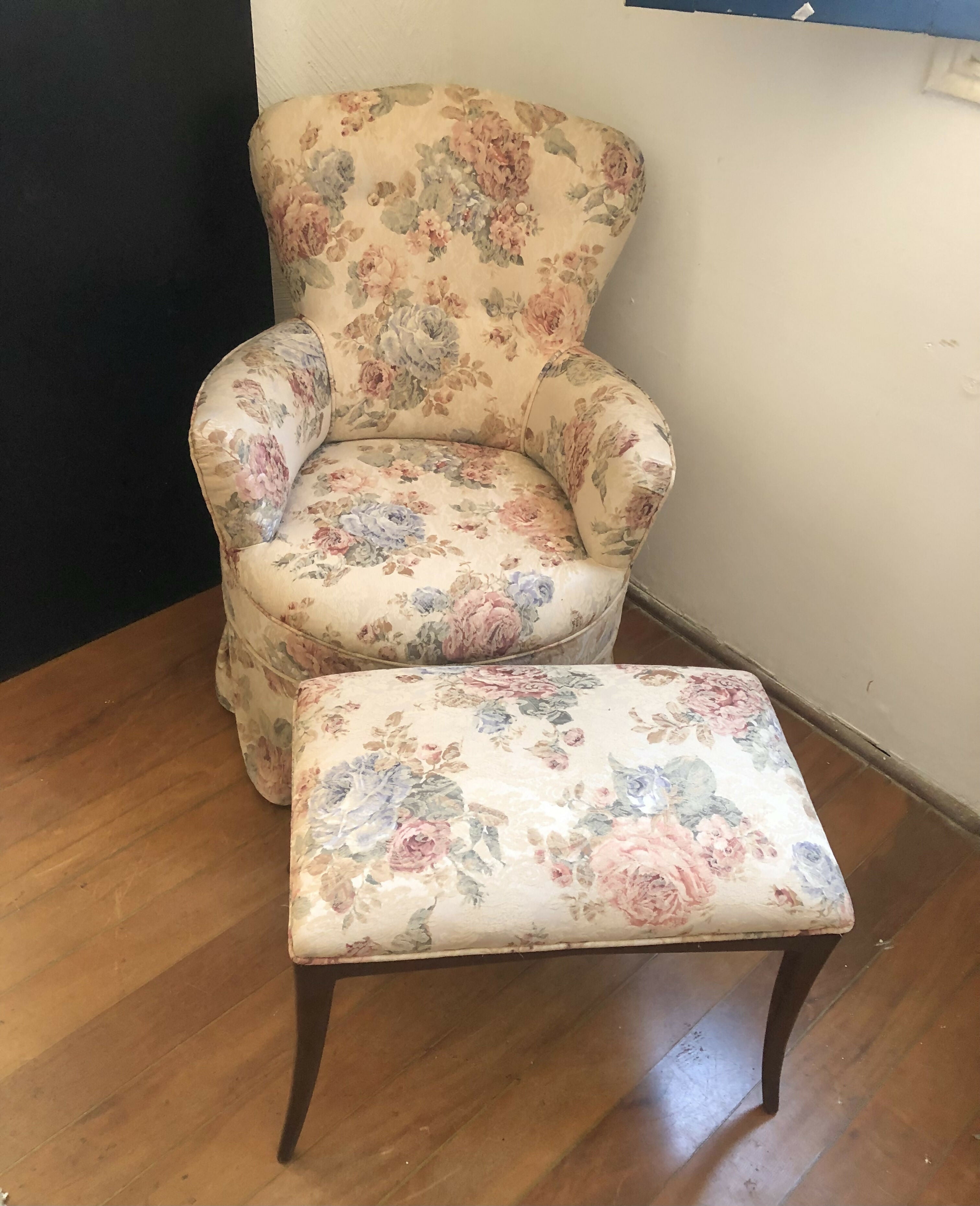 Poltrona Berger e banqueta floridas