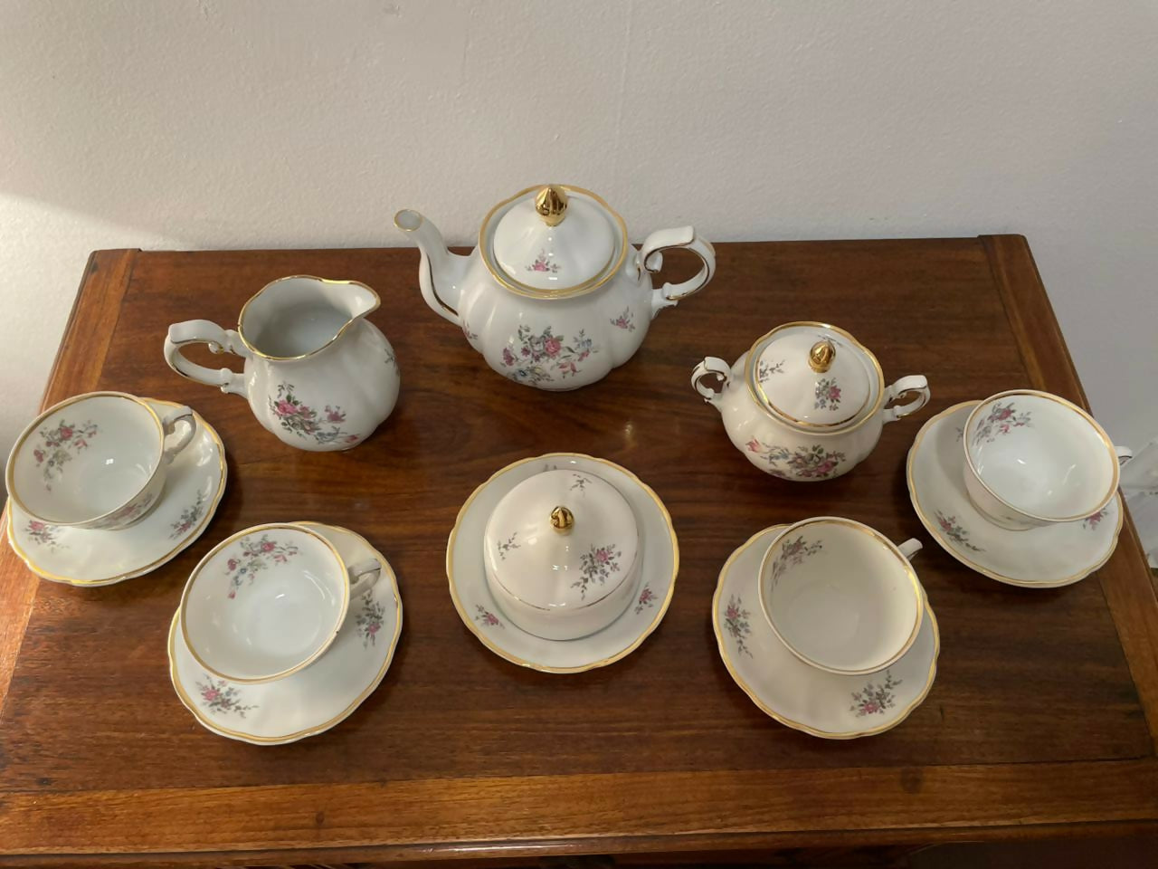 Aparelho de chá em porcelana Barão do Rio Branco floral friso dourado