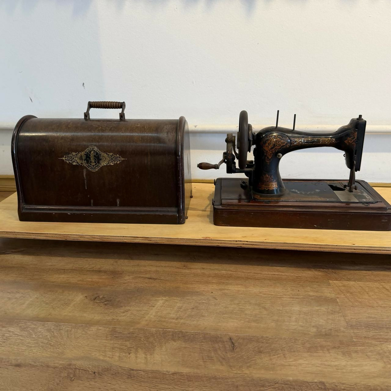 Antiga Máquina de costura Singer com maleta