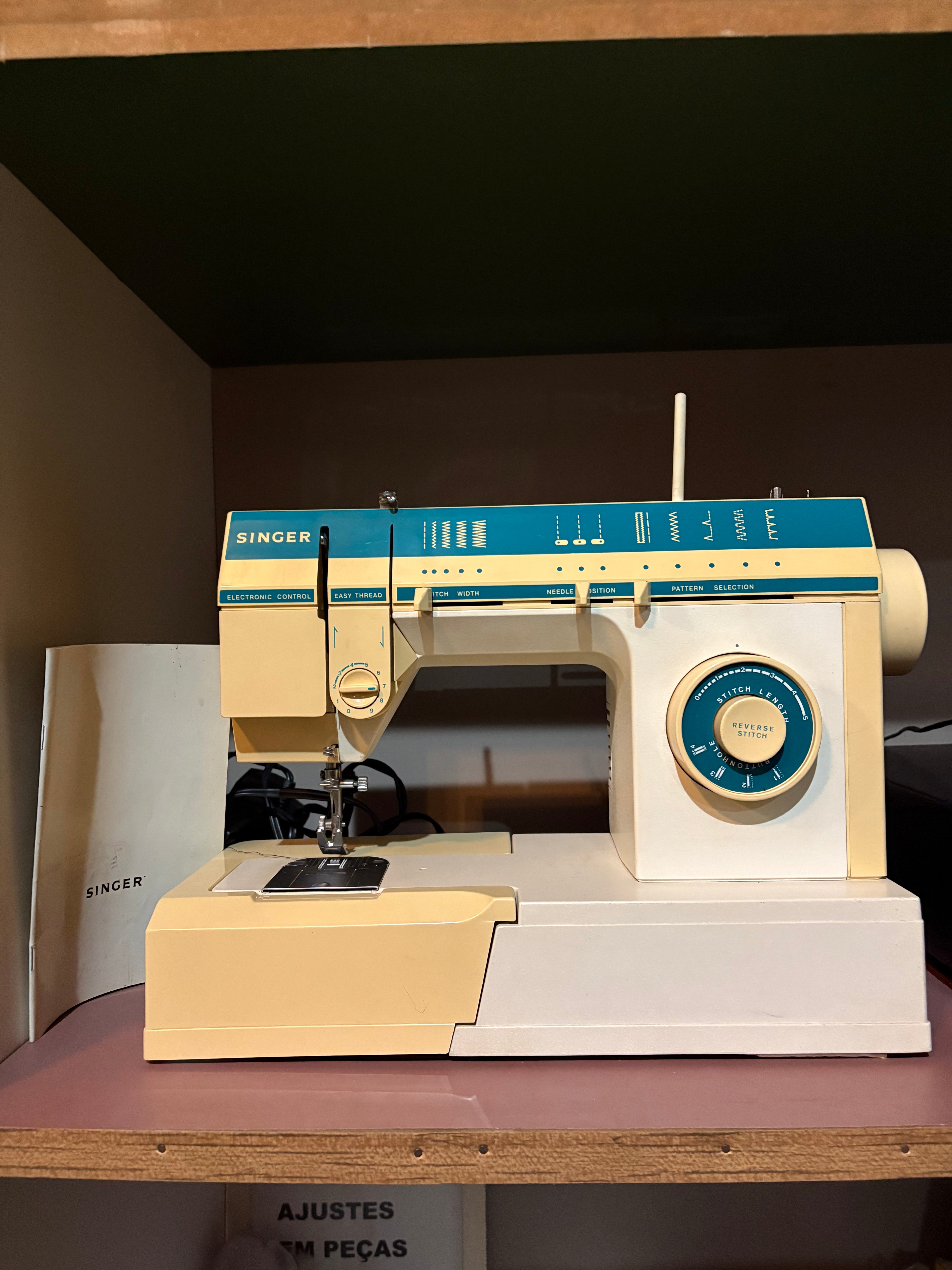 Máquina de Costura SINGER Original - Clássica e muito conservada