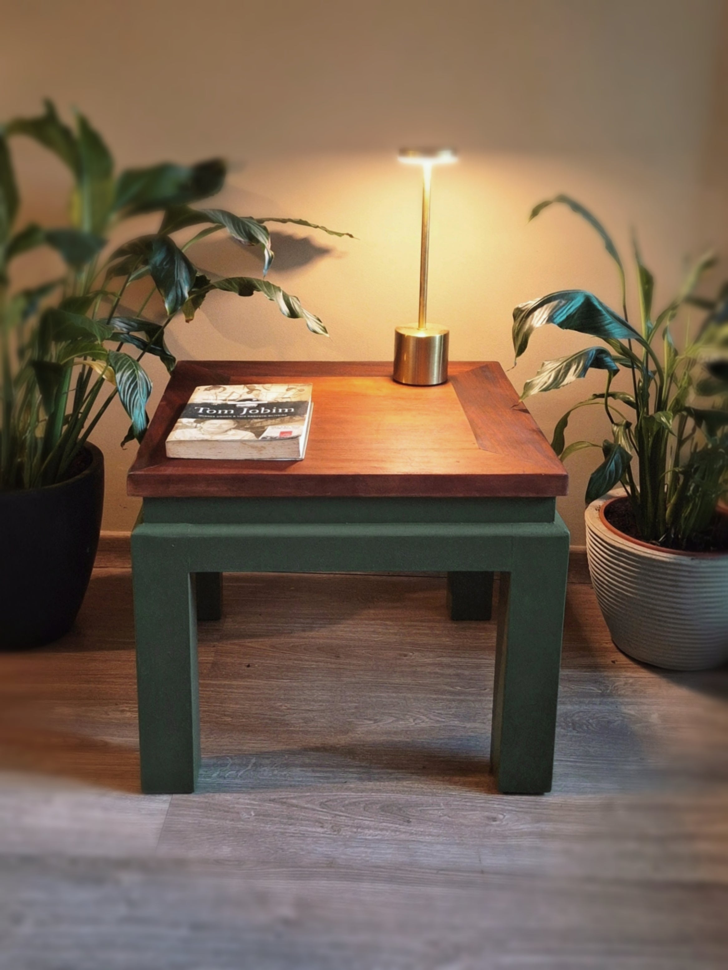 Mesa auxiliar quadrada com pintura verde e tampo em madeira natural (valor unitário)