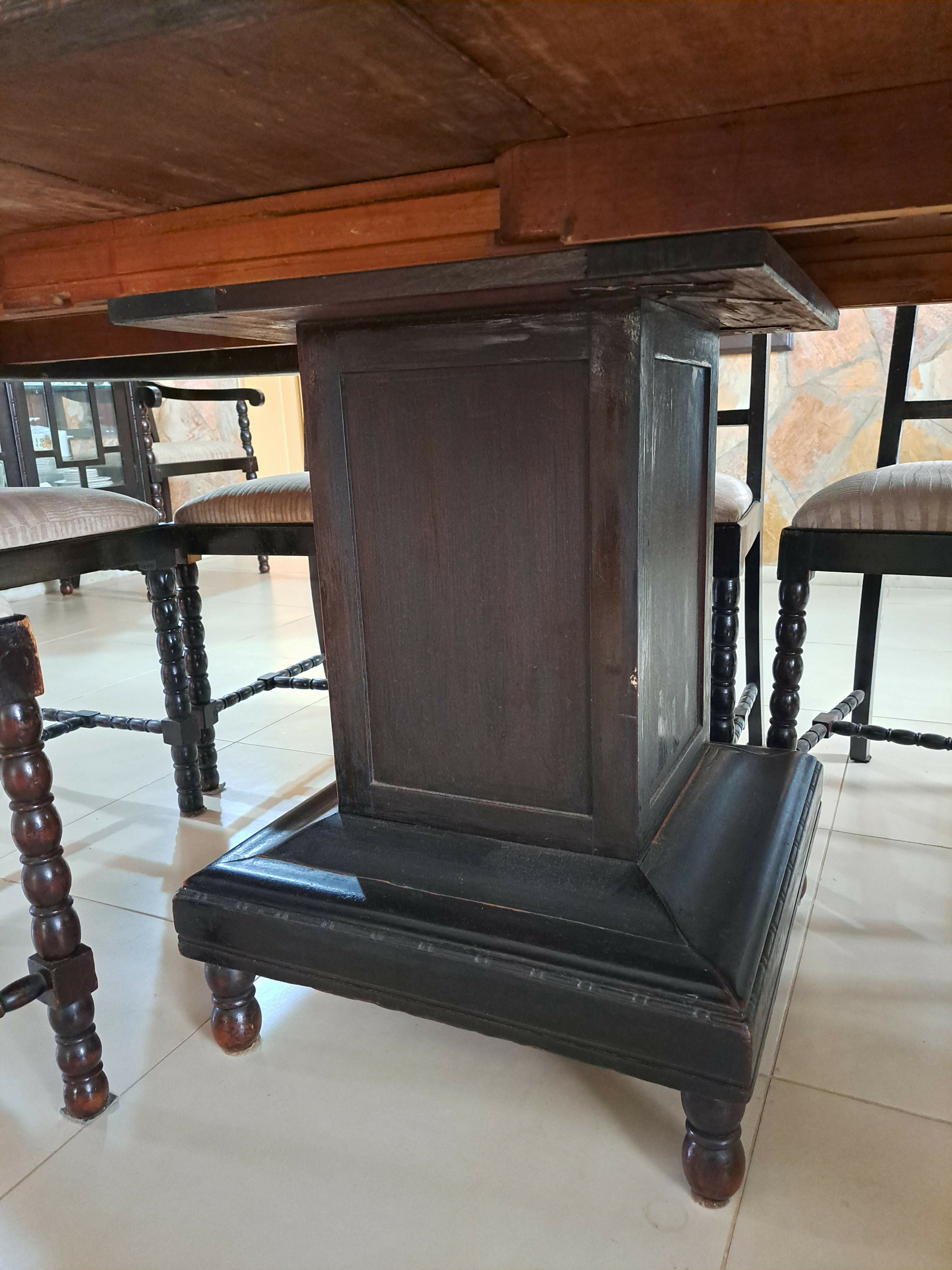 Mesa de Jantar clássica em madeira maciça com 8 cadeiras estofadas