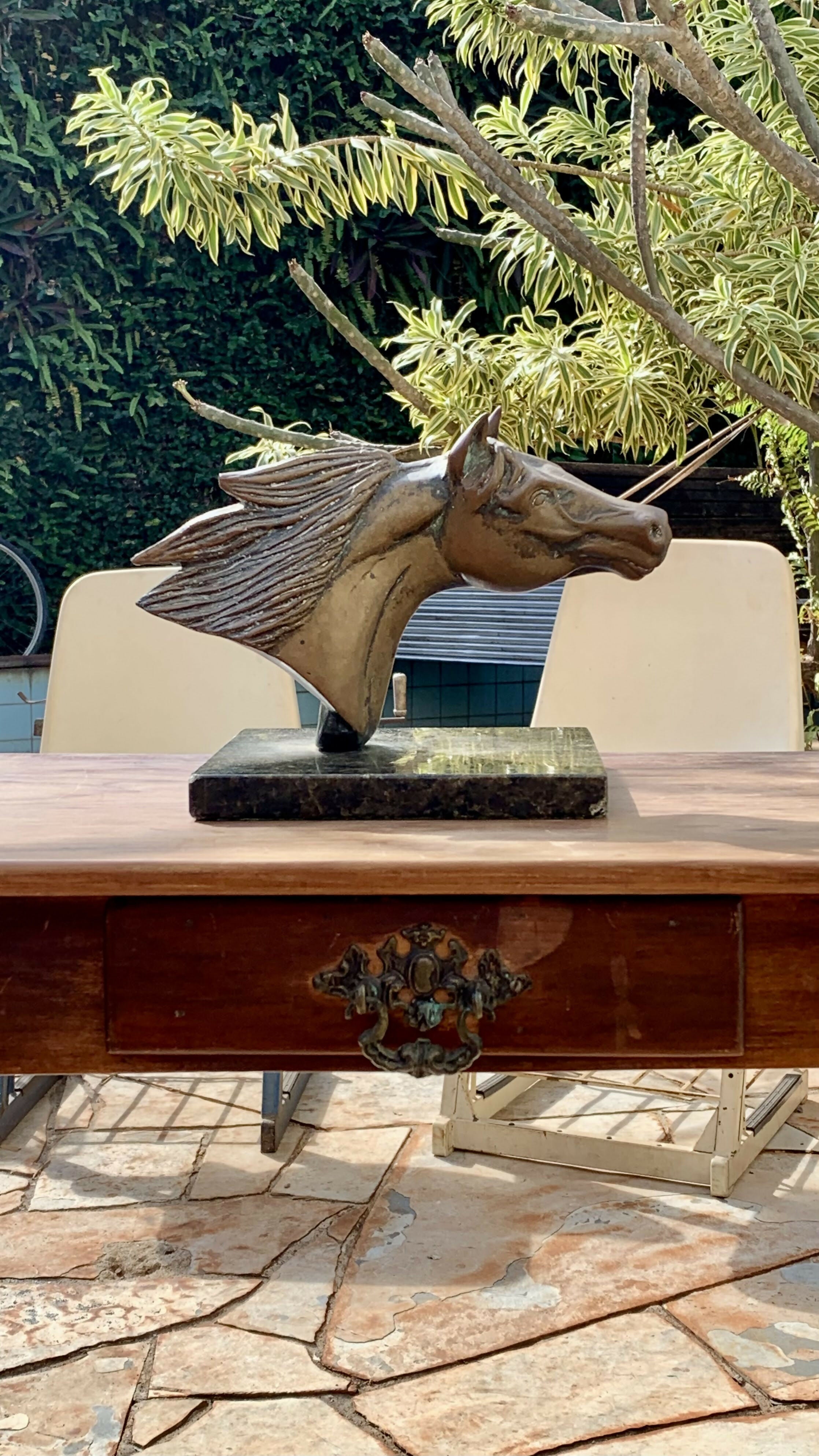Escultura Cavalo em bronze com base em mármore