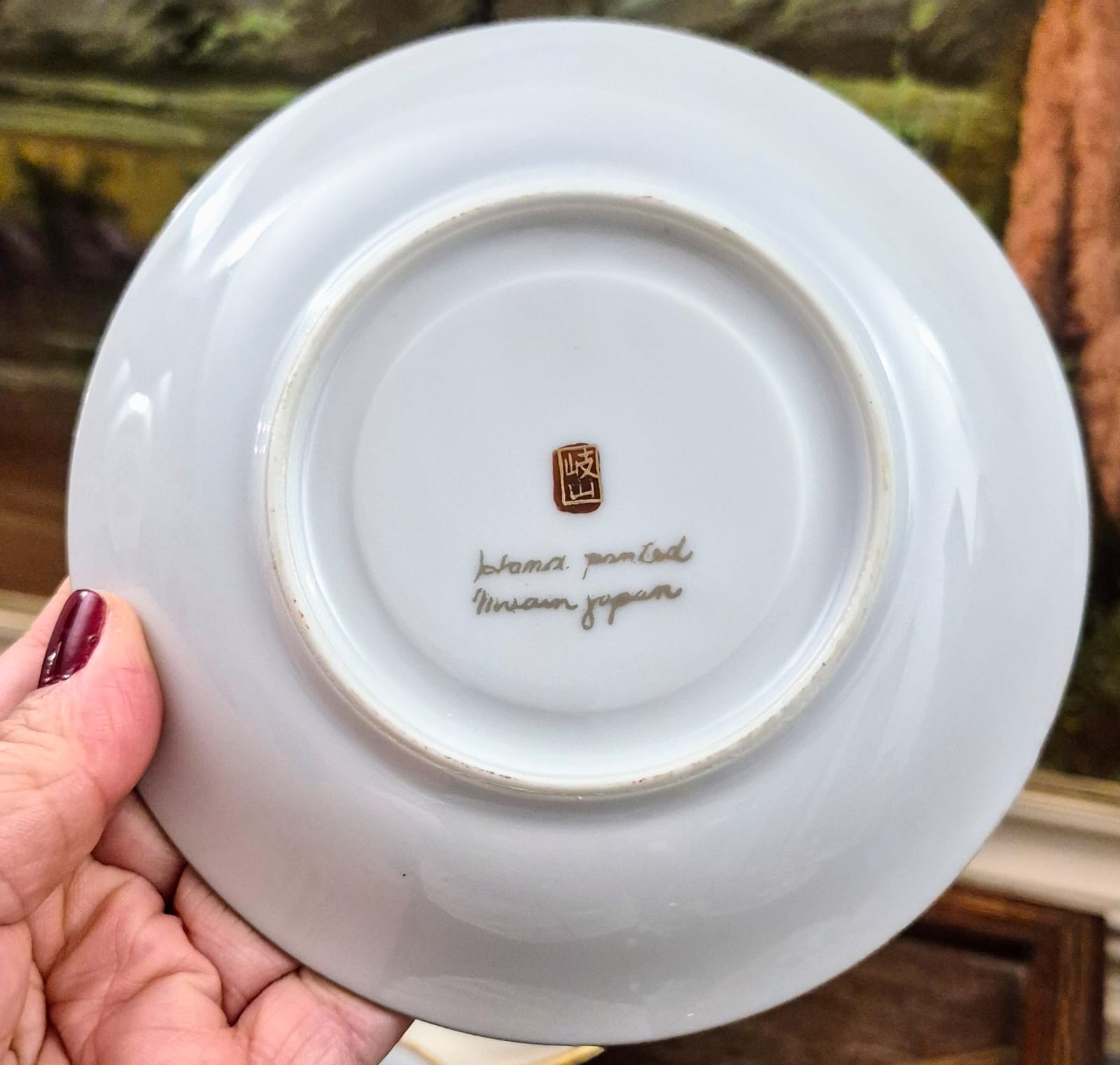 Conjunto de 8 xícaras em porcelana japonesa,  para chá,  Kutani, anos 40. Pintadas à mão (característica das peças Kutani) e decoradas à ouro.