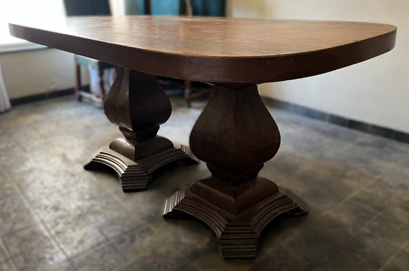Mesa de jantar Retangular com bordas arredondadas e grandes pés torneados em madeira maciça 