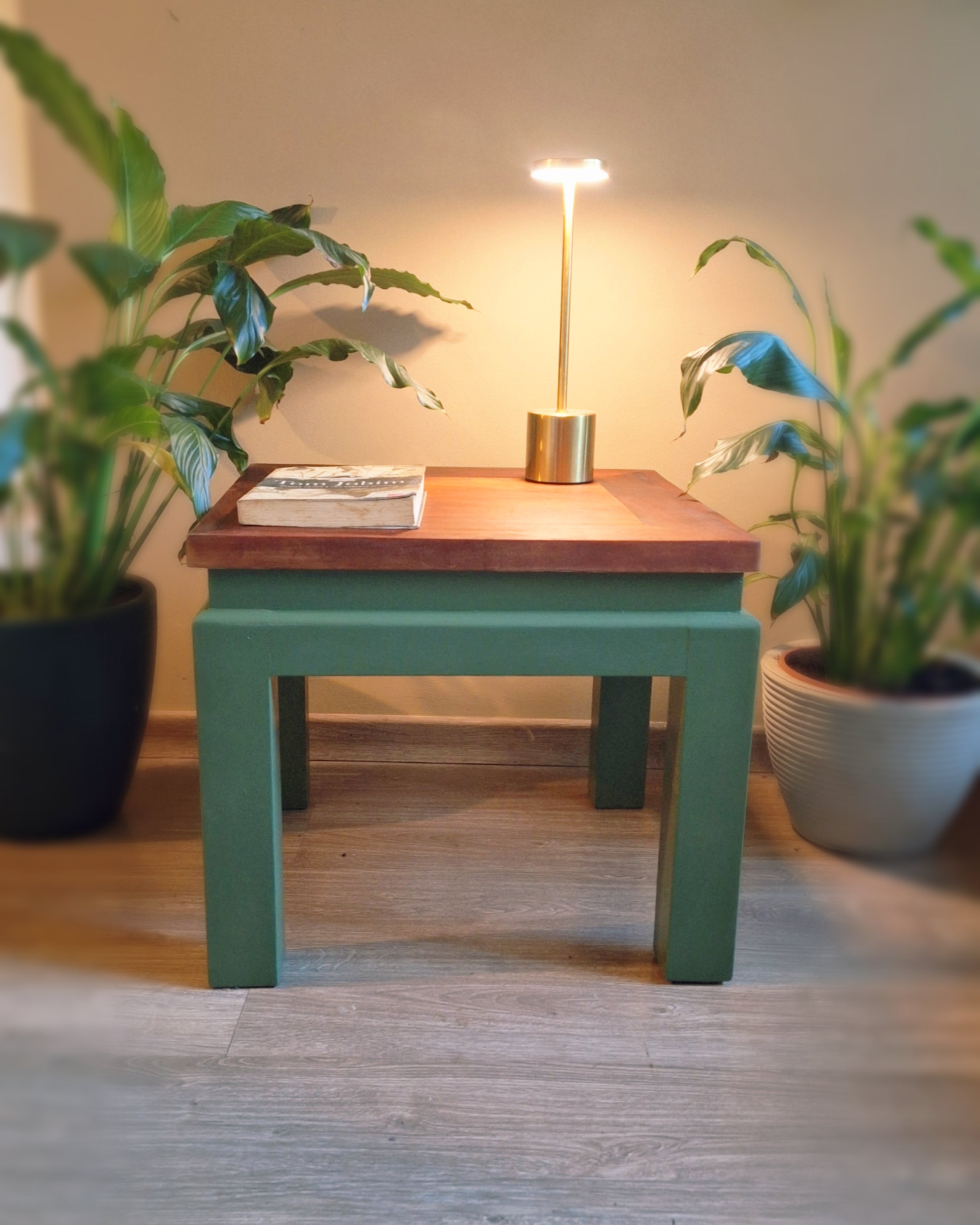 Mesa auxiliar quadrada com pintura verde e tampo em madeira natural (valor unitário)
