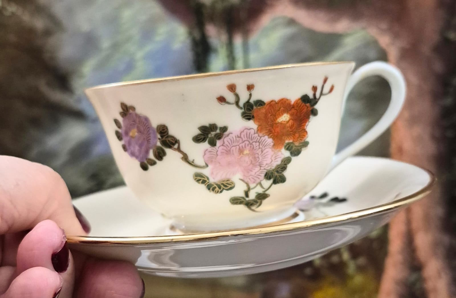 Conjunto de 8 xícaras em porcelana japonesa,  para chá,  Kutani, anos 40. Pintadas à mão (característica das peças Kutani) e decoradas à ouro.