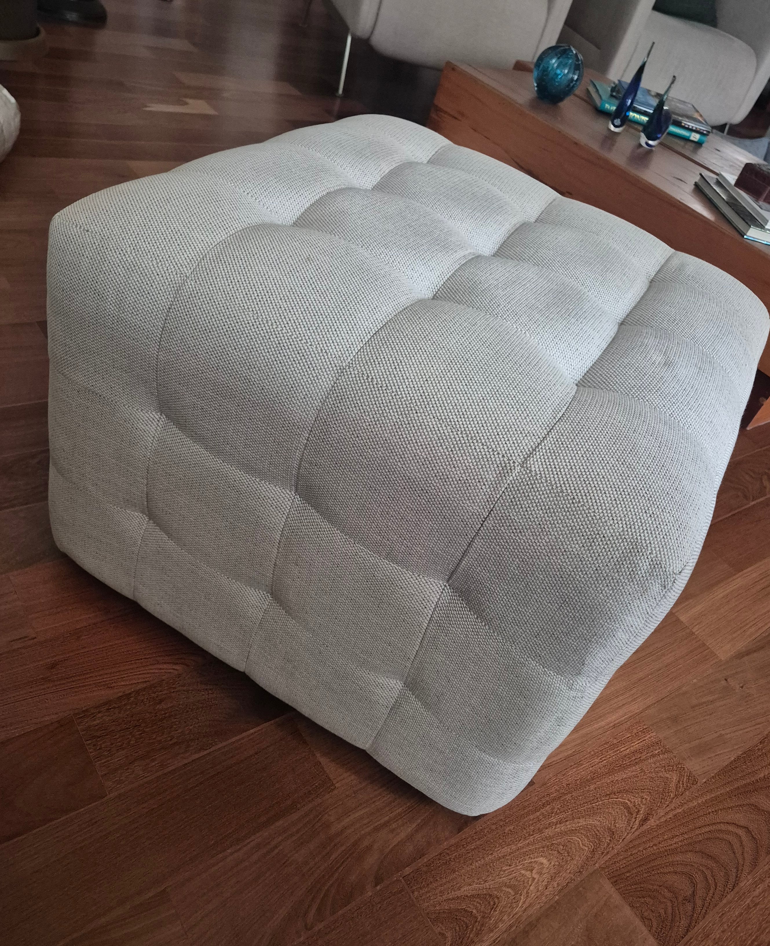 Puff quadrado com estofado em linho cinza claro 
