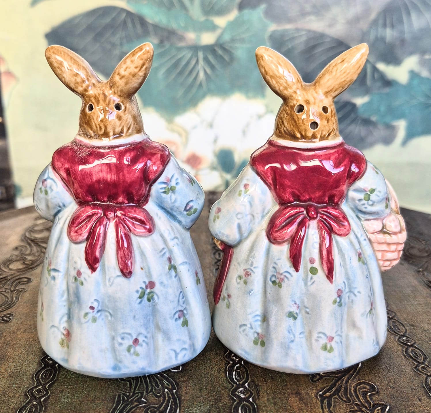 Conjunto de saleiro e pimenteiro em porcelana vintage japonesa Otagiri, em formato de coelhinhos. Perfeitos!
