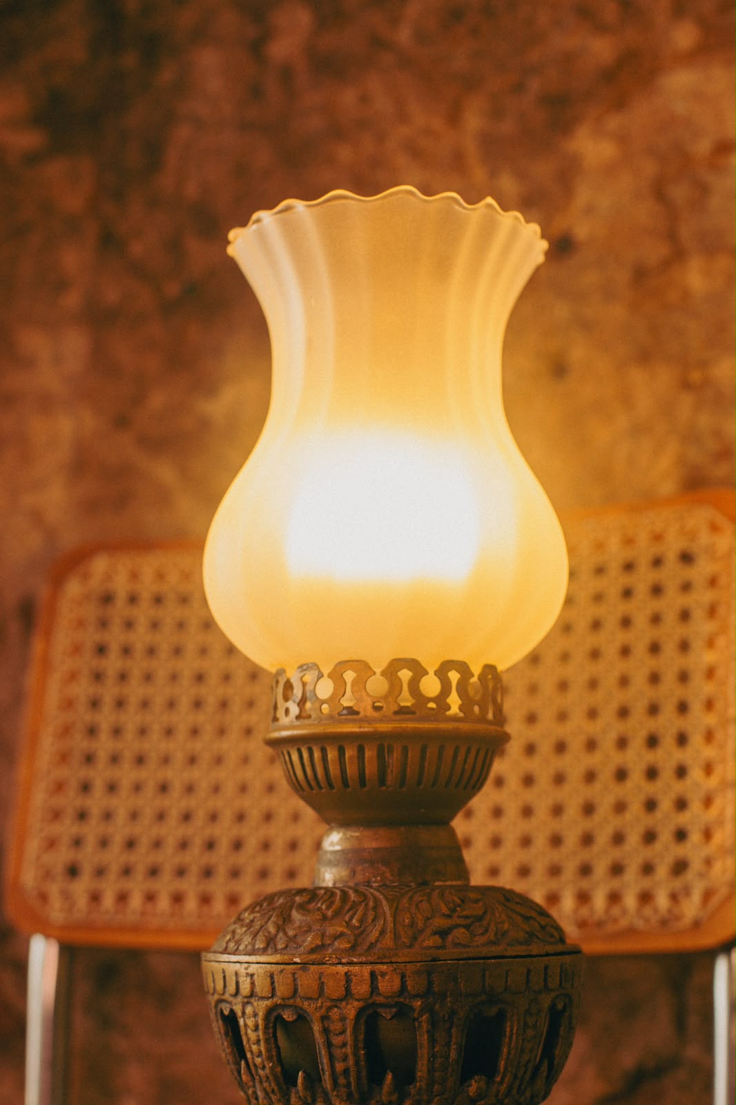 Luminária / Abajur em metal detalhado com tulipa de vidro canelada 