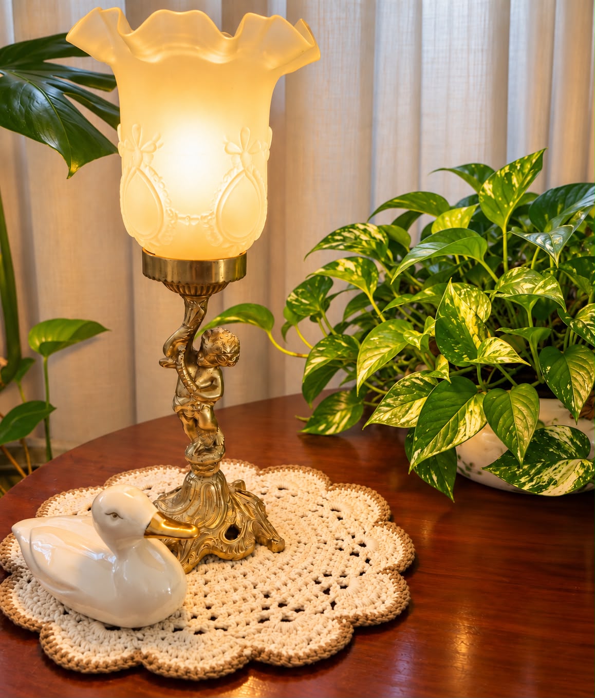 Abajur Querubim com base em bronze trabalhado e cúpula estilo tulipa
