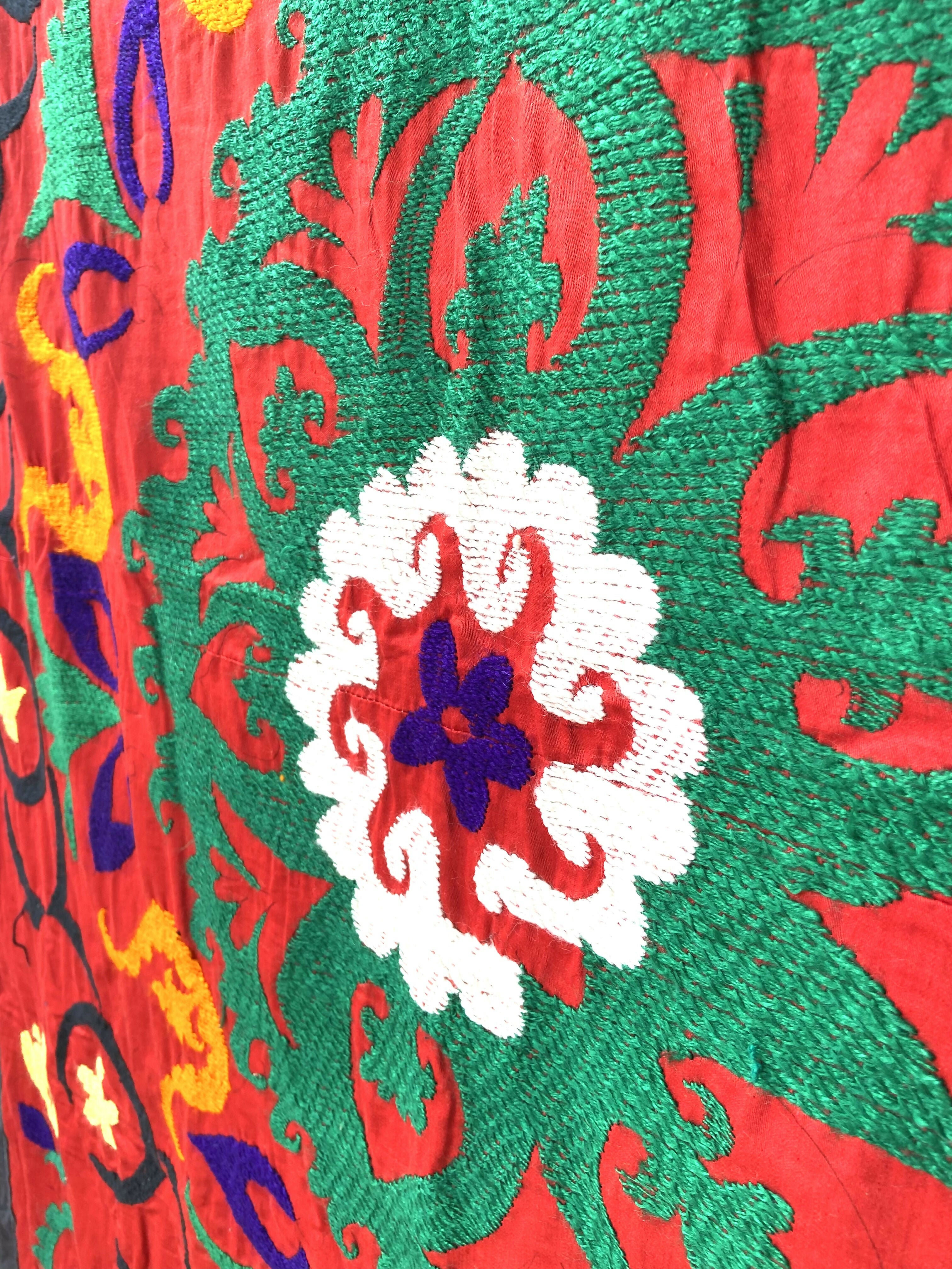 Bordado Suzani feito no Uzbequistão