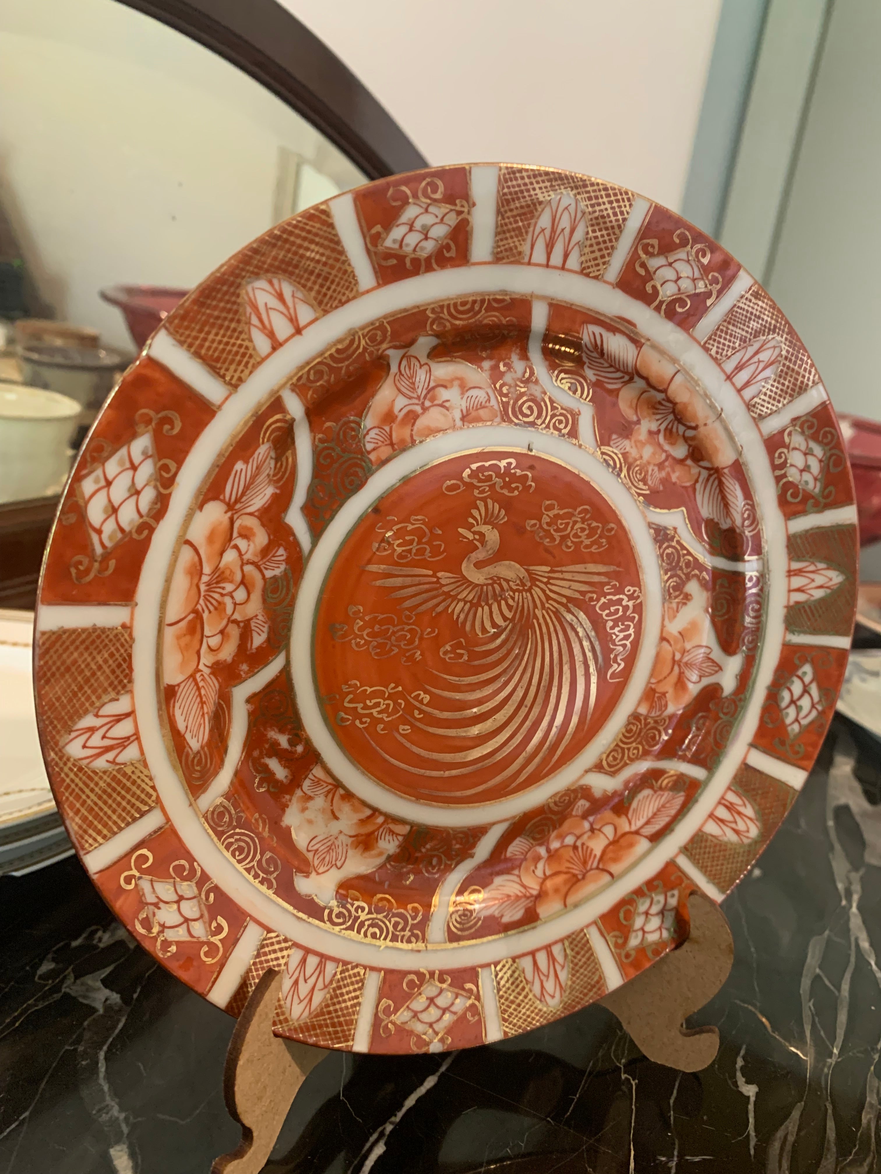Lindo prato japonês em porcelana pintado a mão em tons Terrosos 