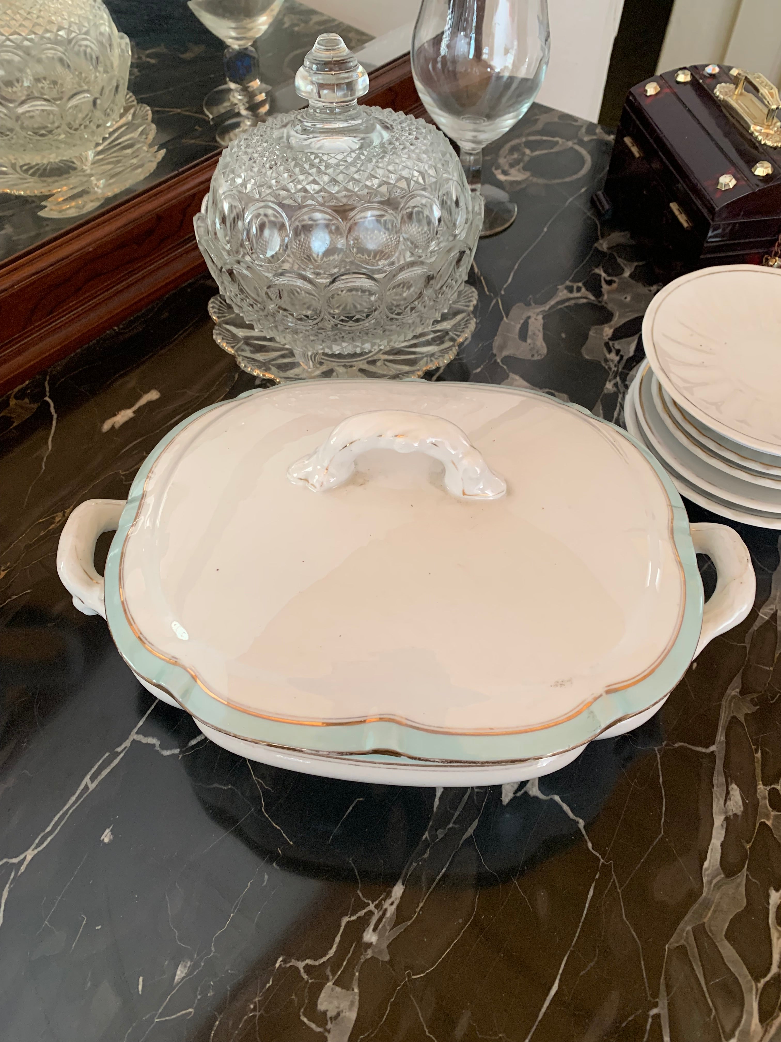 Linda sopeira em porcelana detalhes verde água
