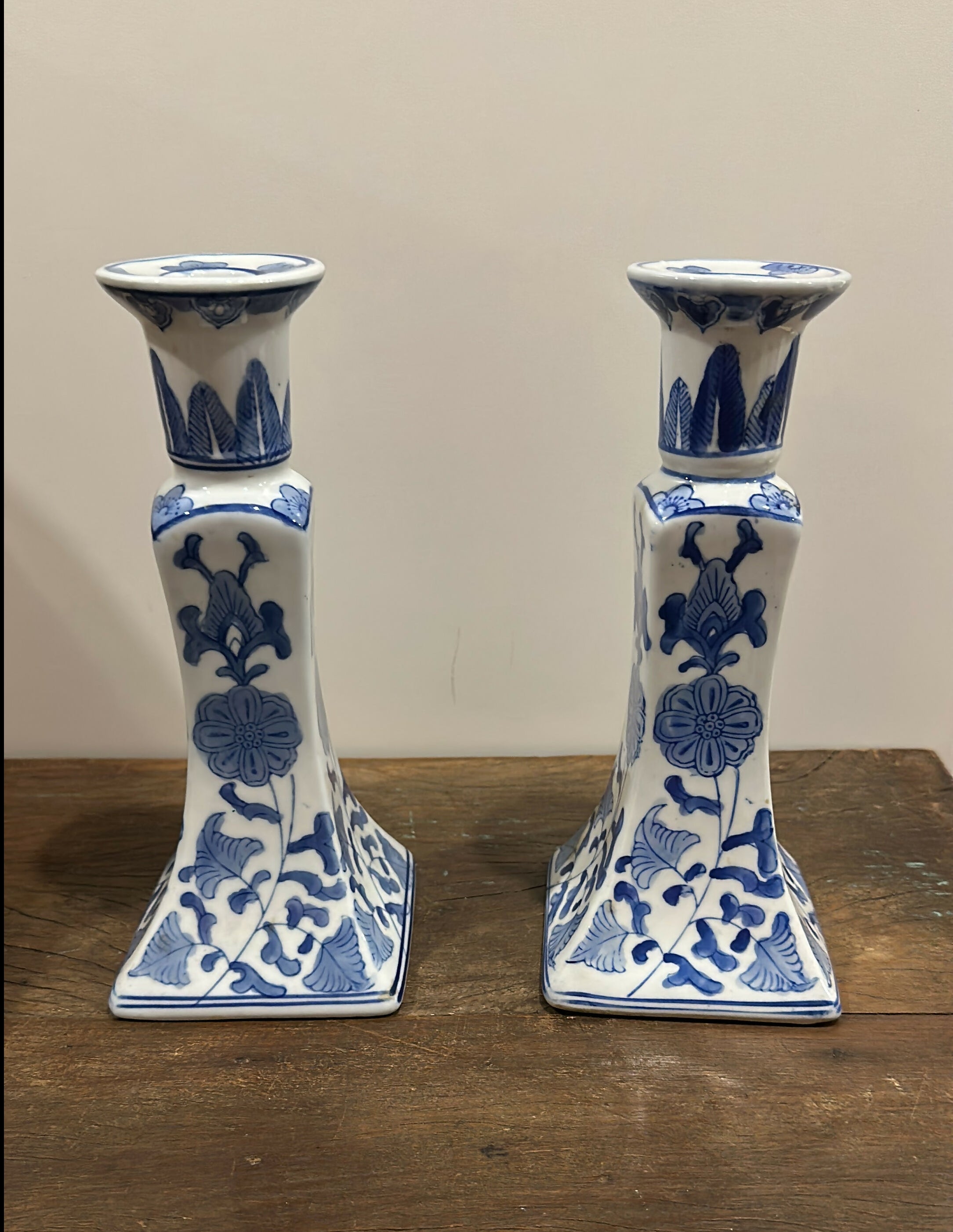 Par de castiçal em porcelana chinesa azul e branca (pintada à mão)