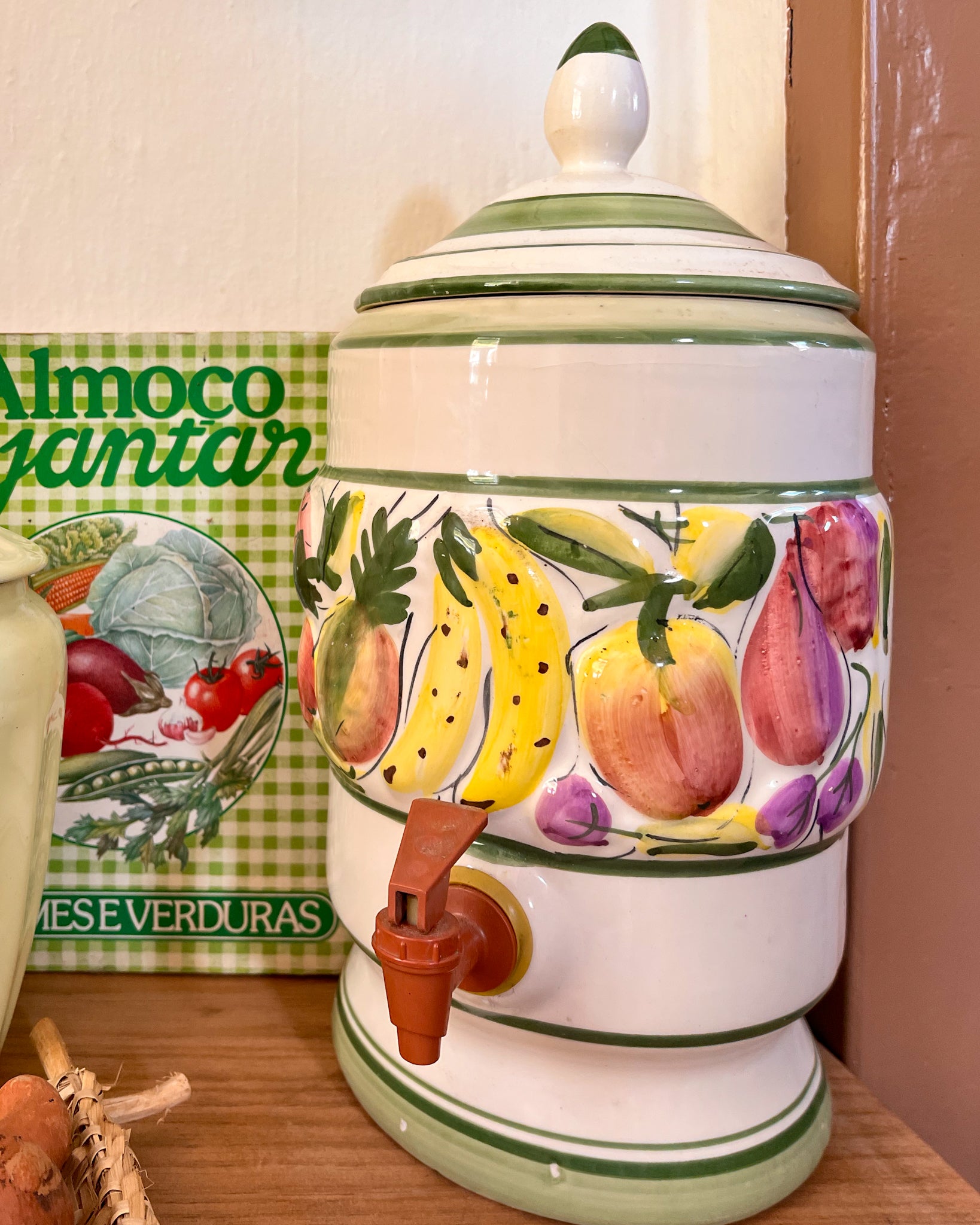 Antiga Talha / Filtro em cerâmica vitrificada com motivo de frutas pintadas à mão 