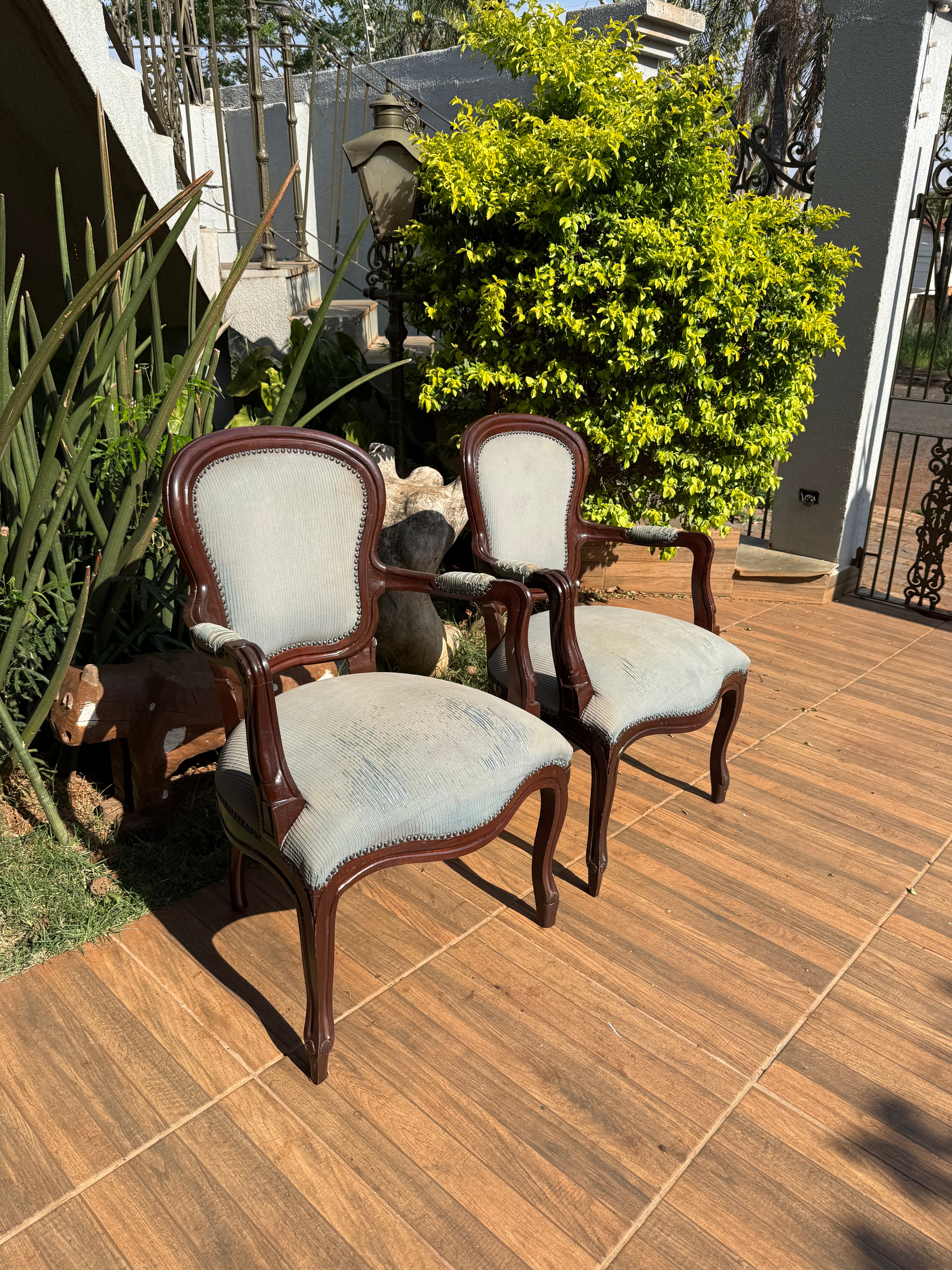 Par de poltronas com braço Luiz XV Estrutura toda em madeira de lei (detalhes no tecido) 