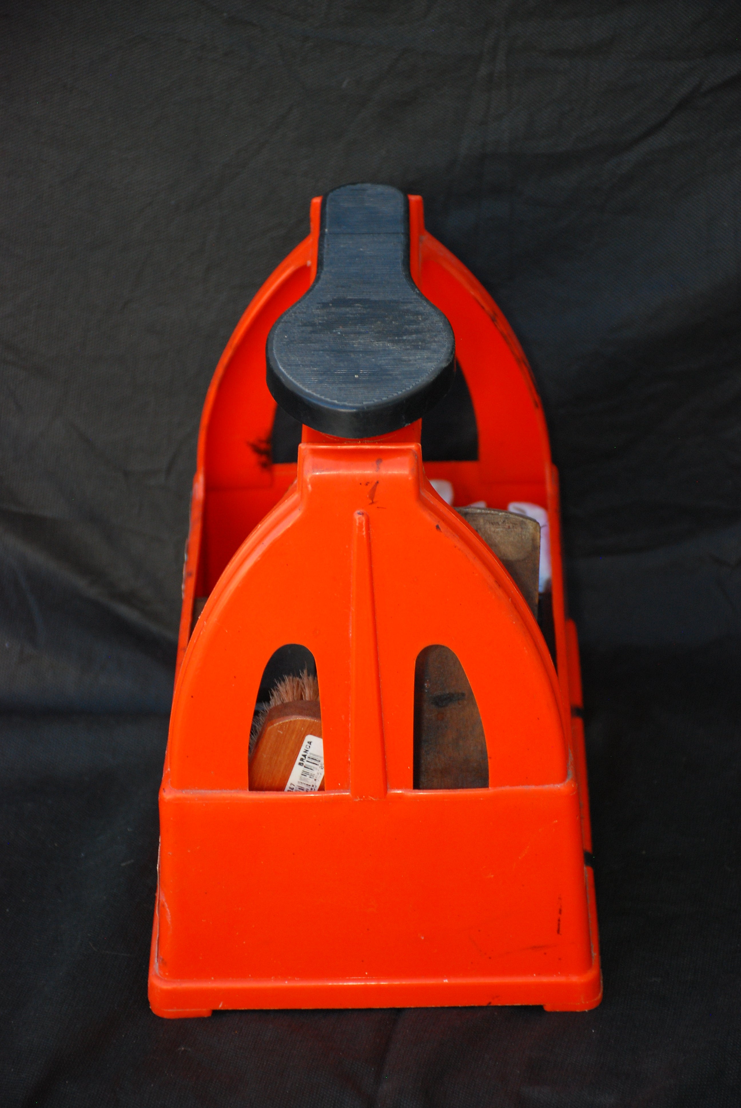 Caixa de engraxate laranja Graxateca. Altura 27cm, largura 18,5cm, ANOS 70